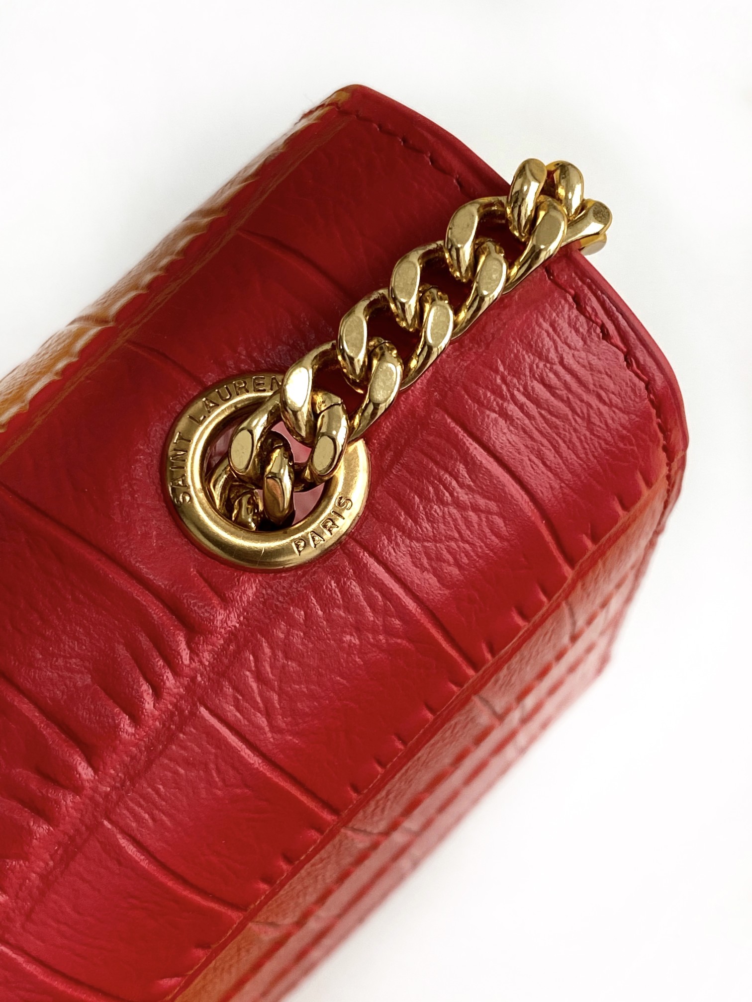 P520【特级精品 - 326078鳄鱼纹】🌸 配全套专柜最新包装📦杂志
Kate鳄鱼纹金扣来袭,堪比真正的鳄鱼皮哦!银色亮面鳄鱼纹压纹牛皮,高品质皮质结实耐磨,不用特意精心爱护!百搭经典款式,过多少年都不会过时,每个女生衣柜都必备的单品!
尺寸:24x14.5x5.5cm