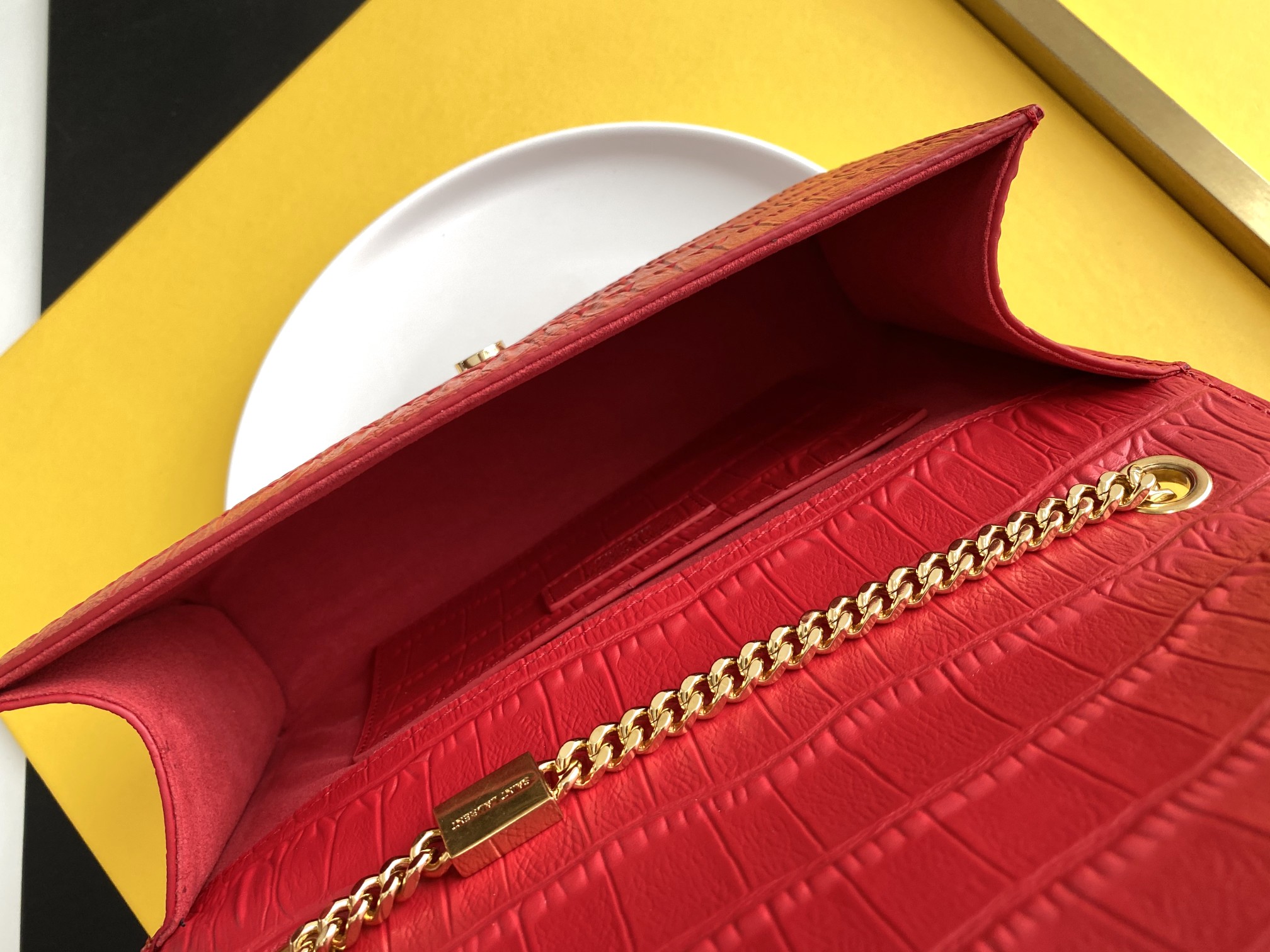 P520【特级精品 - 326078鳄鱼纹】🌸 配全套专柜最新包装📦杂志
Kate鳄鱼纹金扣来袭,堪比真正的鳄鱼皮哦!银色亮面鳄鱼纹压纹牛皮,高品质皮质结实耐磨,不用特意精心爱护!百搭经典款式,过多少年都不会过时,每个女生衣柜都必备的单品!
尺寸:24x14.5x5.5cm