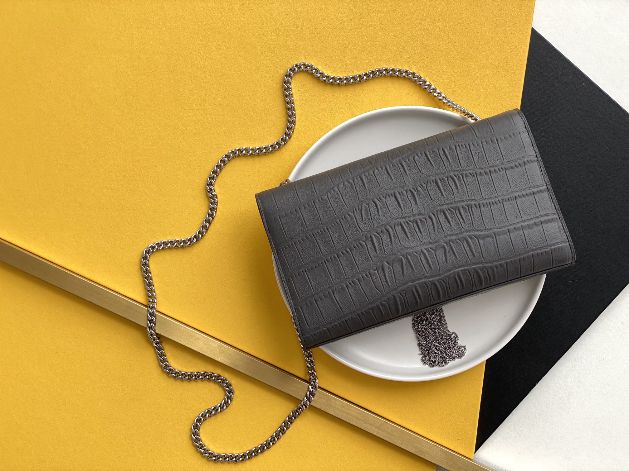 P520【特级精品 - 326078鳄鱼纹】🌸 配全套专柜最新包装📦杂志
Kate鳄鱼纹金扣来袭,堪比真正的鳄鱼皮哦!银色亮面鳄鱼纹压纹牛皮,高品质皮质结实耐磨,不用特意精心爱护!百搭经典款式,过多少年都不会过时,每个女生衣柜都必备的单品!
尺寸:24x14.5x5.5cm