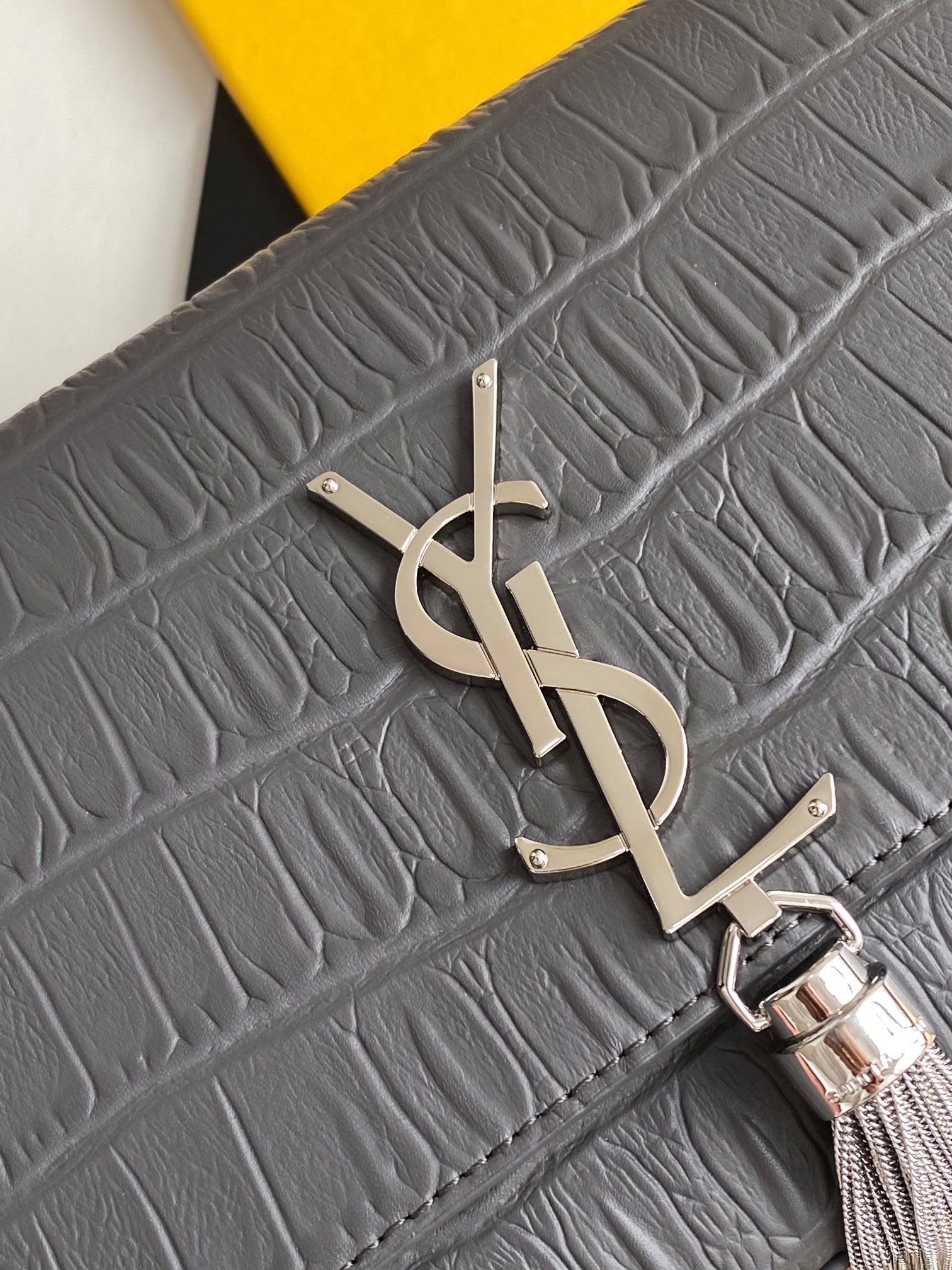 P520【特级精品 - 326078鳄鱼纹】🌸 配全套专柜最新包装📦杂志
Kate鳄鱼纹金扣来袭,堪比真正的鳄鱼皮哦!银色亮面鳄鱼纹压纹牛皮,高品质皮质结实耐磨,不用特意精心爱护!百搭经典款式,过多少年都不会过时,每个女生衣柜都必备的单品!
尺寸:24x14.5x5.5cm