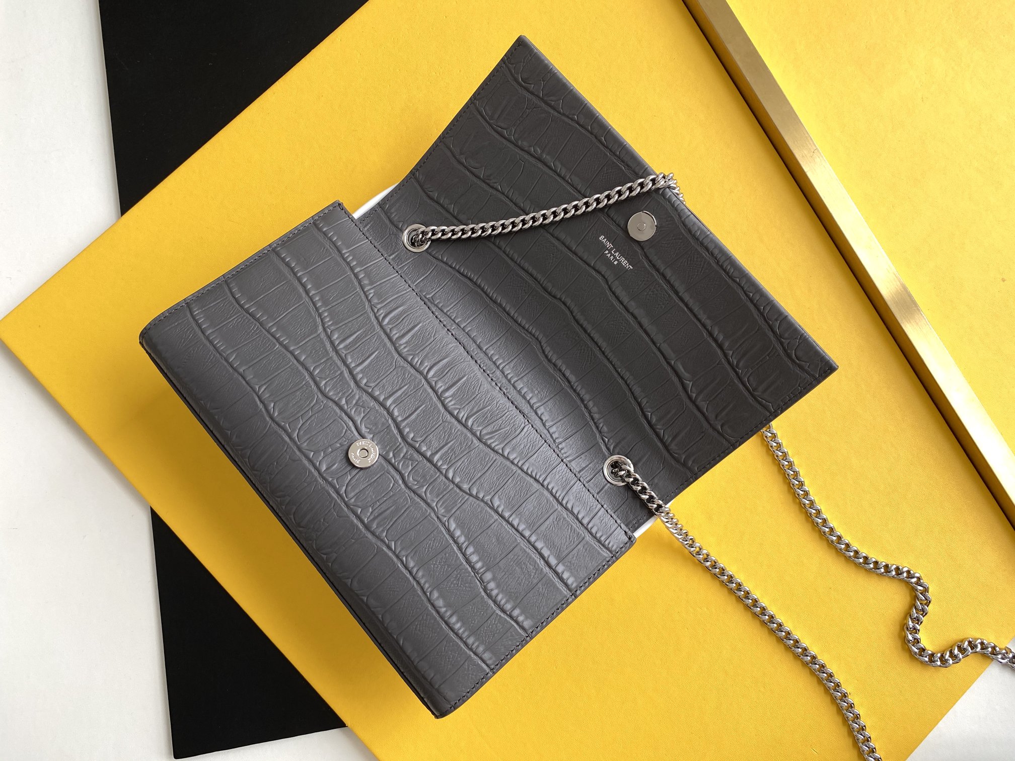 P520【特级精品 - 326078鳄鱼纹】🌸 配全套专柜最新包装📦杂志
Kate鳄鱼纹金扣来袭,堪比真正的鳄鱼皮哦!银色亮面鳄鱼纹压纹牛皮,高品质皮质结实耐磨,不用特意精心爱护!百搭经典款式,过多少年都不会过时,每个女生衣柜都必备的单品!
尺寸:24x14.5x5.5cm