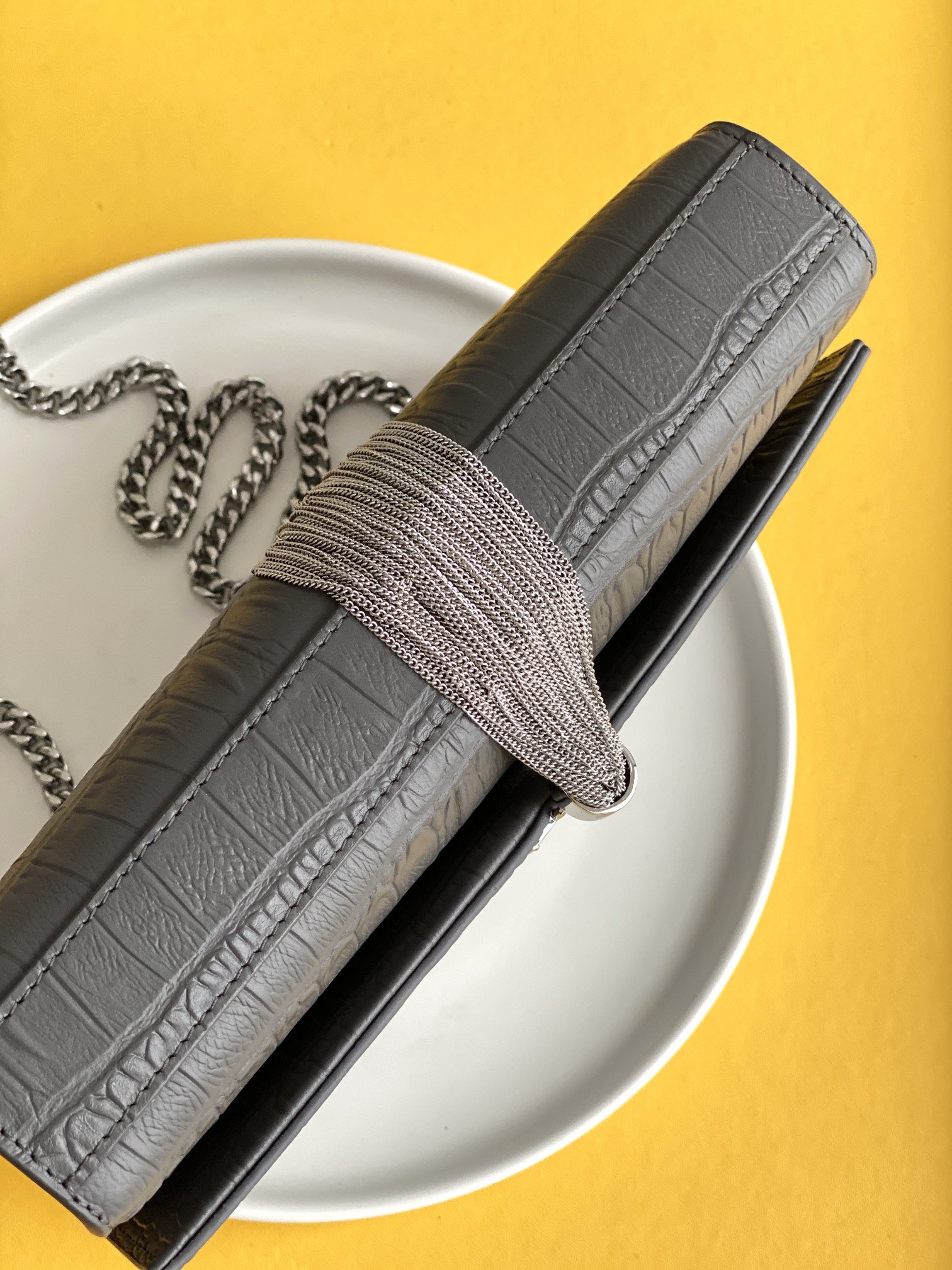 P520【特级精品 - 326078鳄鱼纹】🌸 配全套专柜最新包装📦杂志
Kate鳄鱼纹金扣来袭,堪比真正的鳄鱼皮哦!银色亮面鳄鱼纹压纹牛皮,高品质皮质结实耐磨,不用特意精心爱护!百搭经典款式,过多少年都不会过时,每个女生衣柜都必备的单品!
尺寸:24x14.5x5.5cm