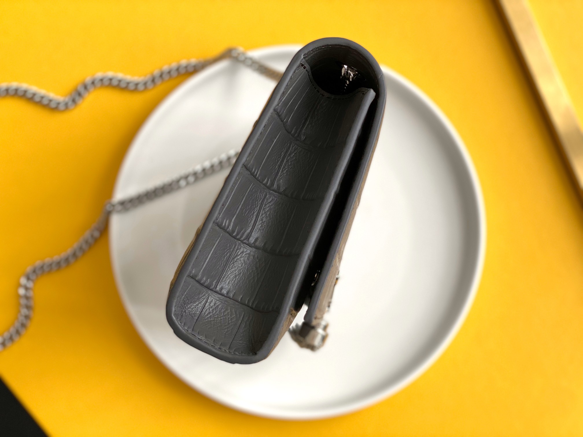 P520【特级精品 - 326078鳄鱼纹】🌸 配全套专柜最新包装📦杂志
Kate鳄鱼纹金扣来袭,堪比真正的鳄鱼皮哦!银色亮面鳄鱼纹压纹牛皮,高品质皮质结实耐磨,不用特意精心爱护!百搭经典款式,过多少年都不会过时,每个女生衣柜都必备的单品!
尺寸:24x14.5x5.5cm