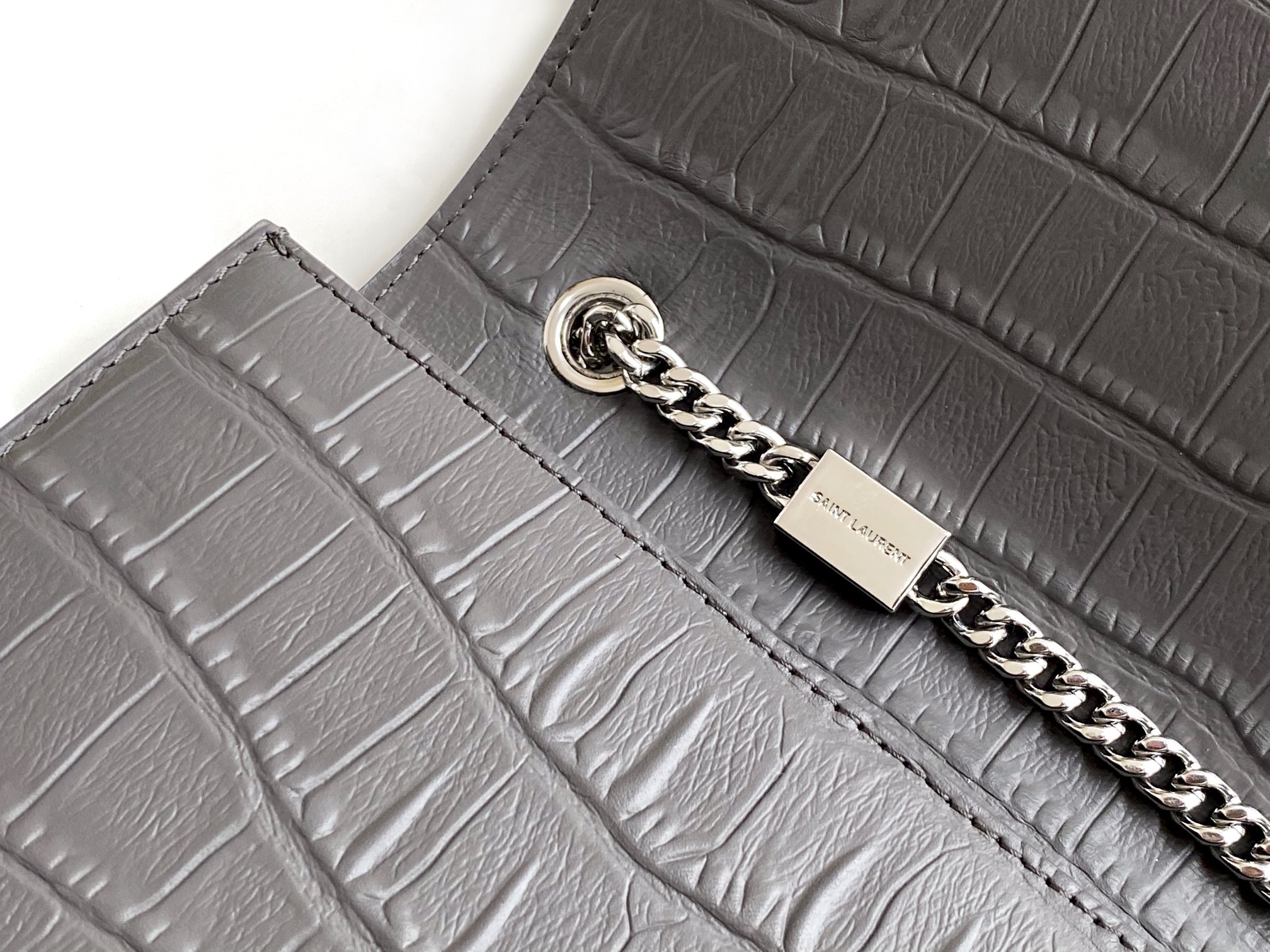 P520【特级精品 - 326078鳄鱼纹】🌸 配全套专柜最新包装📦杂志
Kate鳄鱼纹金扣来袭,堪比真正的鳄鱼皮哦!银色亮面鳄鱼纹压纹牛皮,高品质皮质结实耐磨,不用特意精心爱护!百搭经典款式,过多少年都不会过时,每个女生衣柜都必备的单品!
尺寸:24x14.5x5.5cm