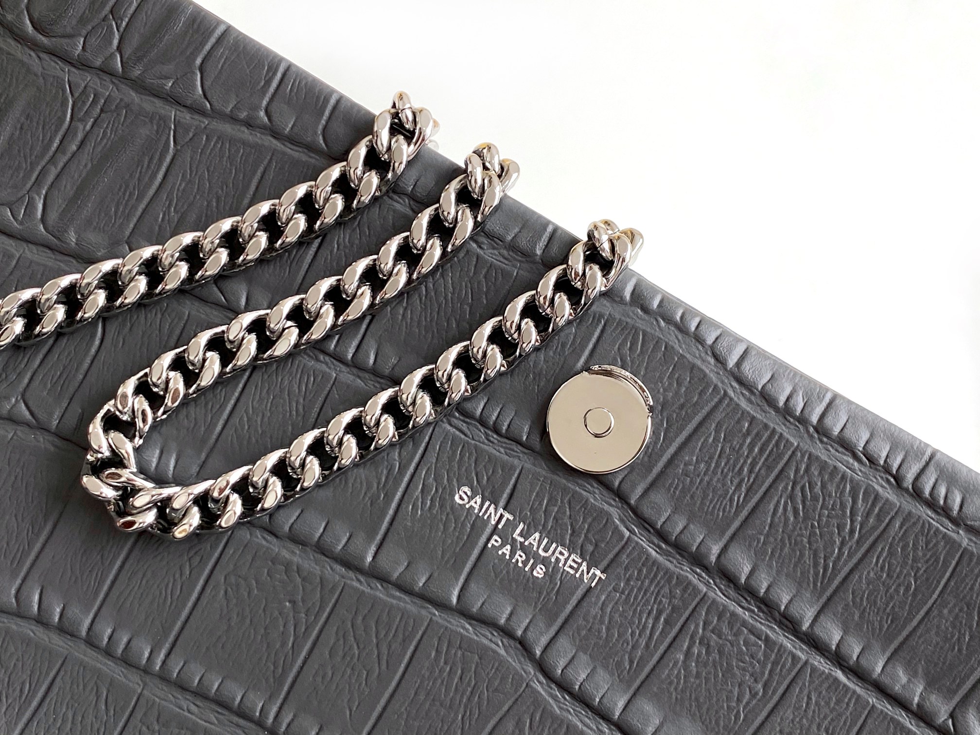 P520【特级精品 - 326078鳄鱼纹】🌸 配全套专柜最新包装📦杂志
Kate鳄鱼纹金扣来袭,堪比真正的鳄鱼皮哦!银色亮面鳄鱼纹压纹牛皮,高品质皮质结实耐磨,不用特意精心爱护!百搭经典款式,过多少年都不会过时,每个女生衣柜都必备的单品!
尺寸:24x14.5x5.5cm