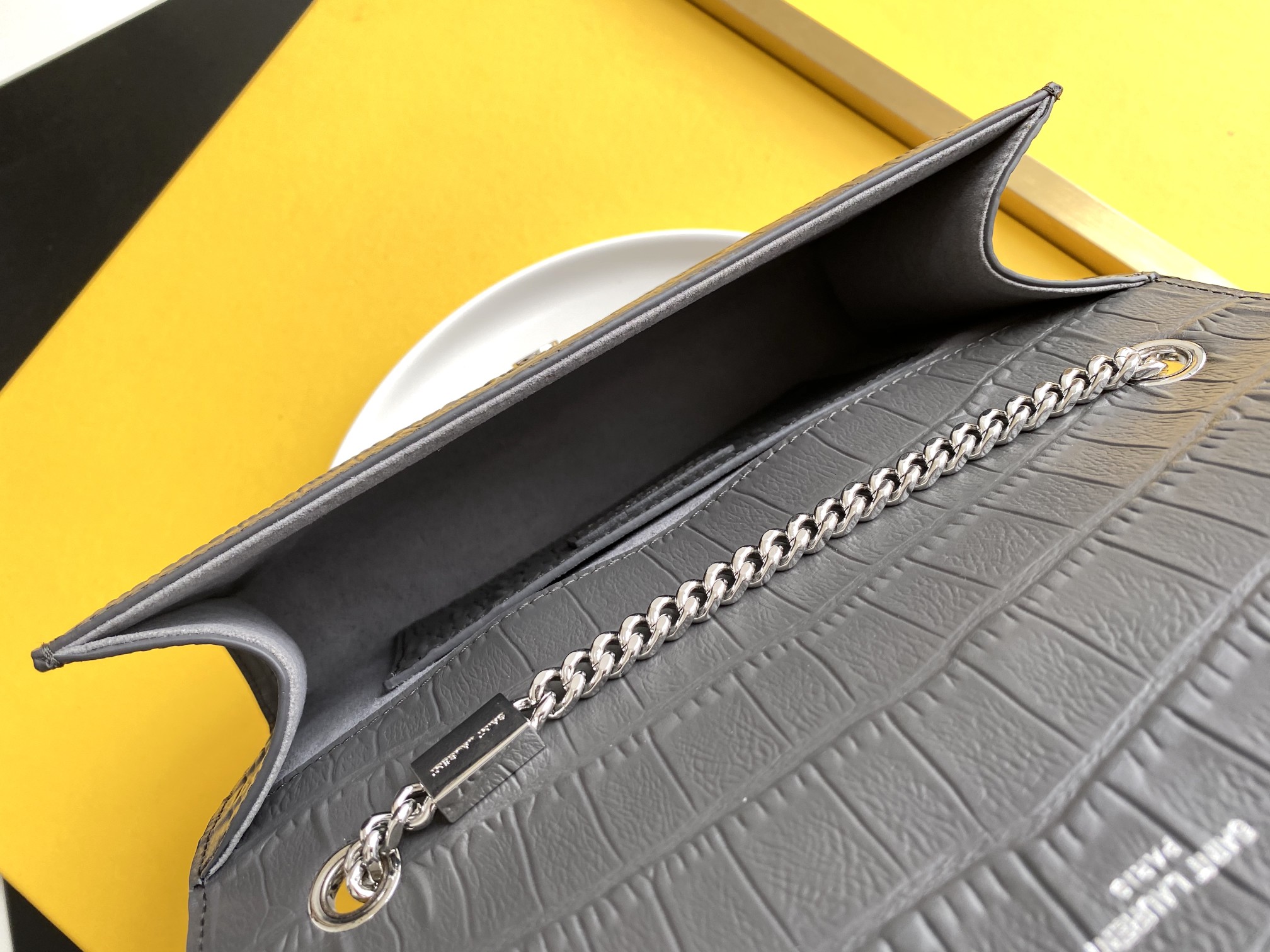 P520【特级精品 - 326078鳄鱼纹】🌸 配全套专柜最新包装📦杂志
Kate鳄鱼纹金扣来袭,堪比真正的鳄鱼皮哦!银色亮面鳄鱼纹压纹牛皮,高品质皮质结实耐磨,不用特意精心爱护!百搭经典款式,过多少年都不会过时,每个女生衣柜都必备的单品!
尺寸:24x14.5x5.5cm