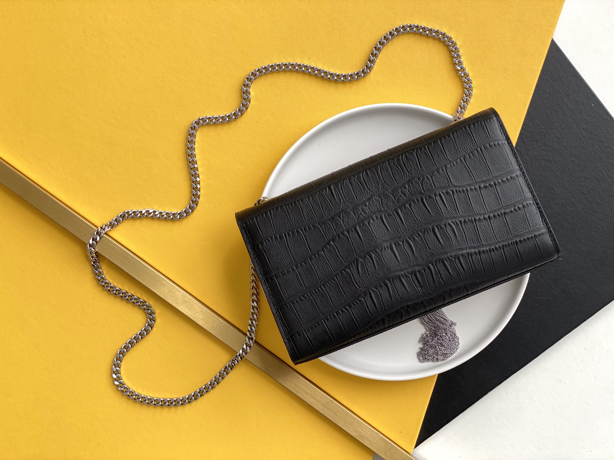 P520【特级精品 - 326078鳄鱼纹】🌸 配全套专柜最新包装📦杂志
Kate鳄鱼纹金扣来袭,堪比真正的鳄鱼皮哦!银色亮面鳄鱼纹压纹牛皮,高品质皮质结实耐磨,不用特意精心爱护!百搭经典款式,过多少年都不会过时,每个女生衣柜都必备的单品!
尺寸:24x14.5x5.5cm