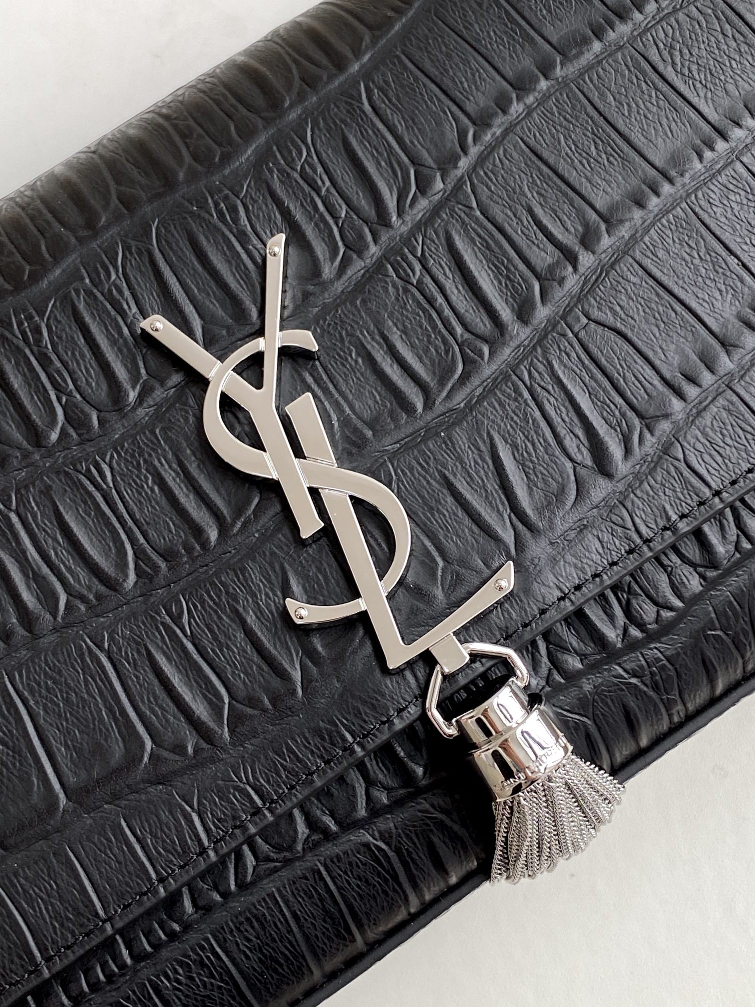 P520【特级精品 - 326078鳄鱼纹】🌸 配全套专柜最新包装📦杂志
Kate鳄鱼纹金扣来袭,堪比真正的鳄鱼皮哦!银色亮面鳄鱼纹压纹牛皮,高品质皮质结实耐磨,不用特意精心爱护!百搭经典款式,过多少年都不会过时,每个女生衣柜都必备的单品!
尺寸:24x14.5x5.5cm