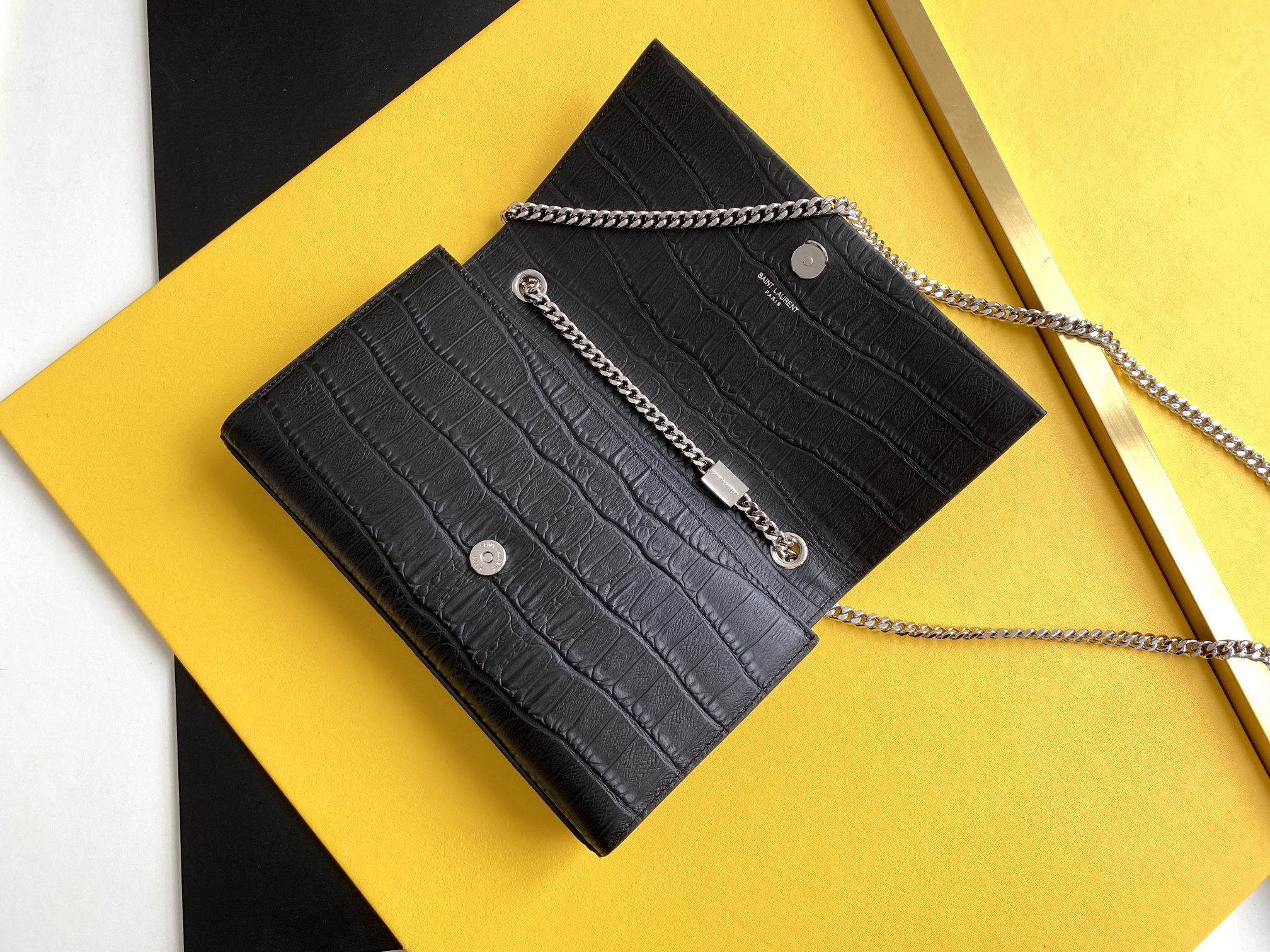 P520【特级精品 - 326078鳄鱼纹】🌸 配全套专柜最新包装📦杂志
Kate鳄鱼纹金扣来袭,堪比真正的鳄鱼皮哦!银色亮面鳄鱼纹压纹牛皮,高品质皮质结实耐磨,不用特意精心爱护!百搭经典款式,过多少年都不会过时,每个女生衣柜都必备的单品!
尺寸:24x14.5x5.5cm