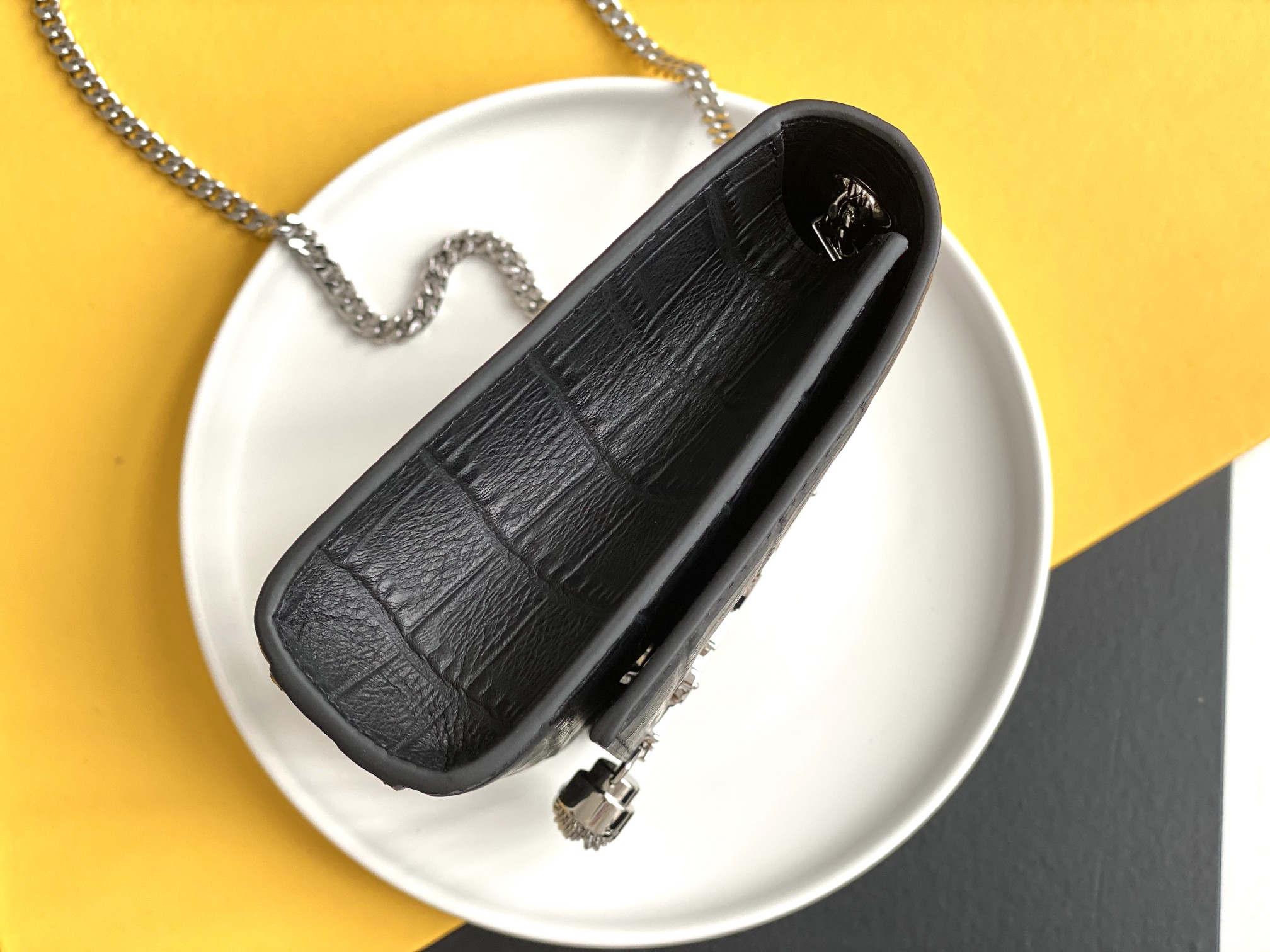 P520【特级精品 - 326078鳄鱼纹】🌸 配全套专柜最新包装📦杂志
Kate鳄鱼纹金扣来袭,堪比真正的鳄鱼皮哦!银色亮面鳄鱼纹压纹牛皮,高品质皮质结实耐磨,不用特意精心爱护!百搭经典款式,过多少年都不会过时,每个女生衣柜都必备的单品!
尺寸:24x14.5x5.5cm