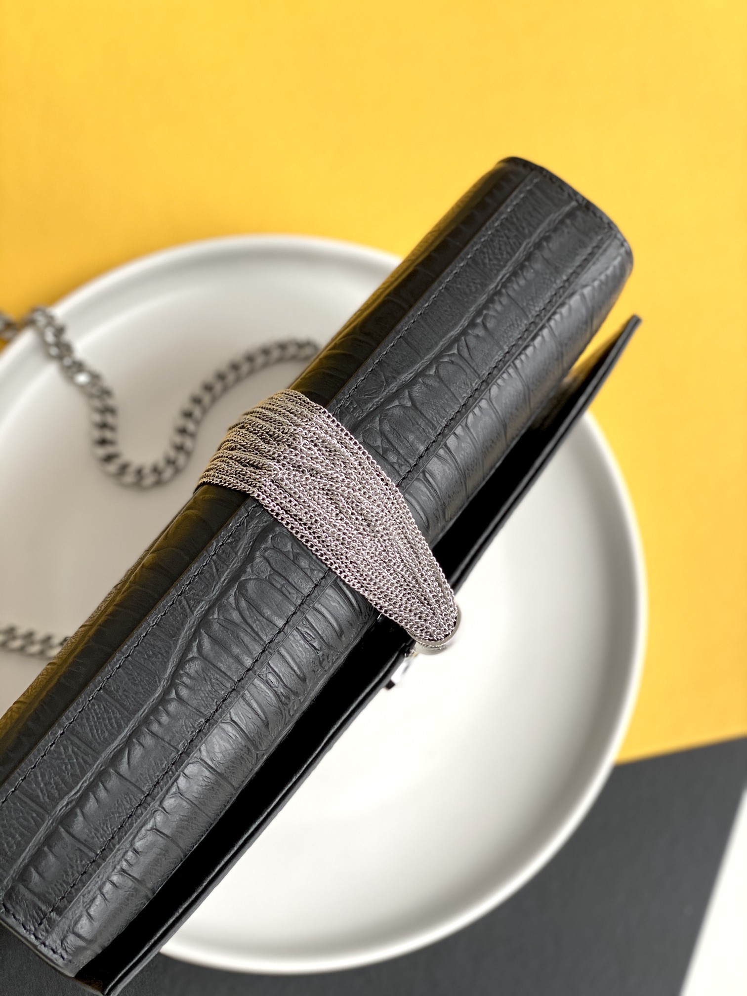 P520【特级精品 - 326078鳄鱼纹】🌸 配全套专柜最新包装📦杂志
Kate鳄鱼纹金扣来袭,堪比真正的鳄鱼皮哦!银色亮面鳄鱼纹压纹牛皮,高品质皮质结实耐磨,不用特意精心爱护!百搭经典款式,过多少年都不会过时,每个女生衣柜都必备的单品!
尺寸:24x14.5x5.5cm