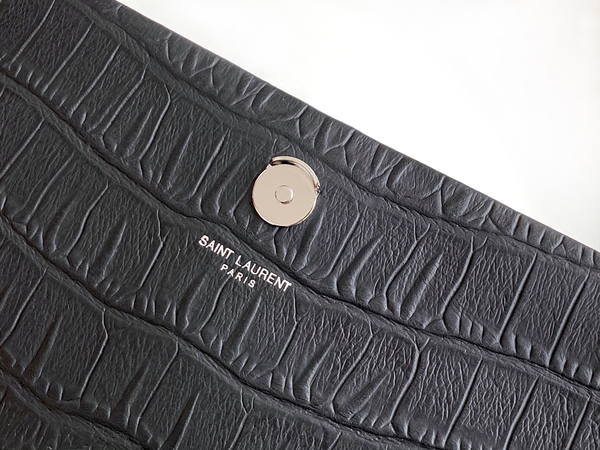 P520【特级精品 - 326078鳄鱼纹】🌸 配全套专柜最新包装📦杂志
Kate鳄鱼纹金扣来袭,堪比真正的鳄鱼皮哦!银色亮面鳄鱼纹压纹牛皮,高品质皮质结实耐磨,不用特意精心爱护!百搭经典款式,过多少年都不会过时,每个女生衣柜都必备的单品!
尺寸:24x14.5x5.5cm