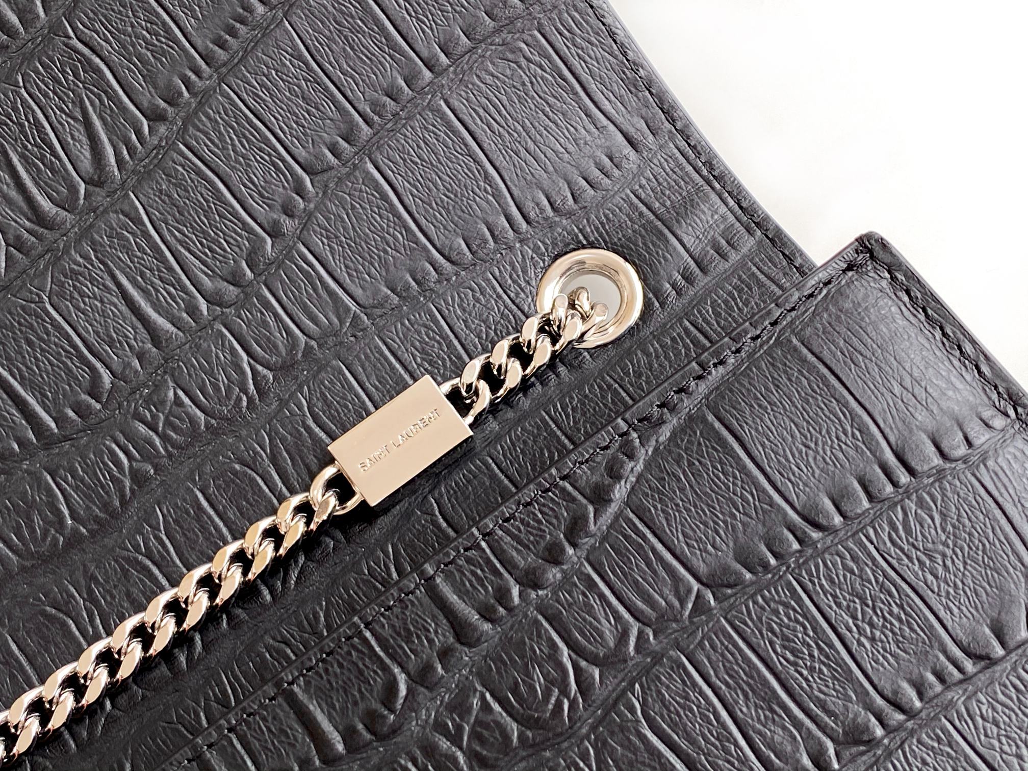 P520【特级精品 - 326078鳄鱼纹】🌸 配全套专柜最新包装📦杂志
Kate鳄鱼纹金扣来袭,堪比真正的鳄鱼皮哦!银色亮面鳄鱼纹压纹牛皮,高品质皮质结实耐磨,不用特意精心爱护!百搭经典款式,过多少年都不会过时,每个女生衣柜都必备的单品!
尺寸:24x14.5x5.5cm