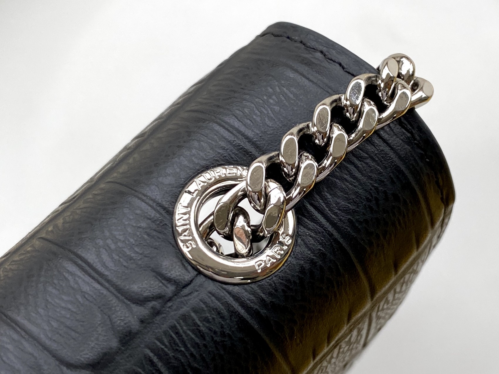 P520【特级精品 - 326078鳄鱼纹】🌸 配全套专柜最新包装📦杂志
Kate鳄鱼纹金扣来袭,堪比真正的鳄鱼皮哦!银色亮面鳄鱼纹压纹牛皮,高品质皮质结实耐磨,不用特意精心爱护!百搭经典款式,过多少年都不会过时,每个女生衣柜都必备的单品!
尺寸:24x14.5x5.5cm