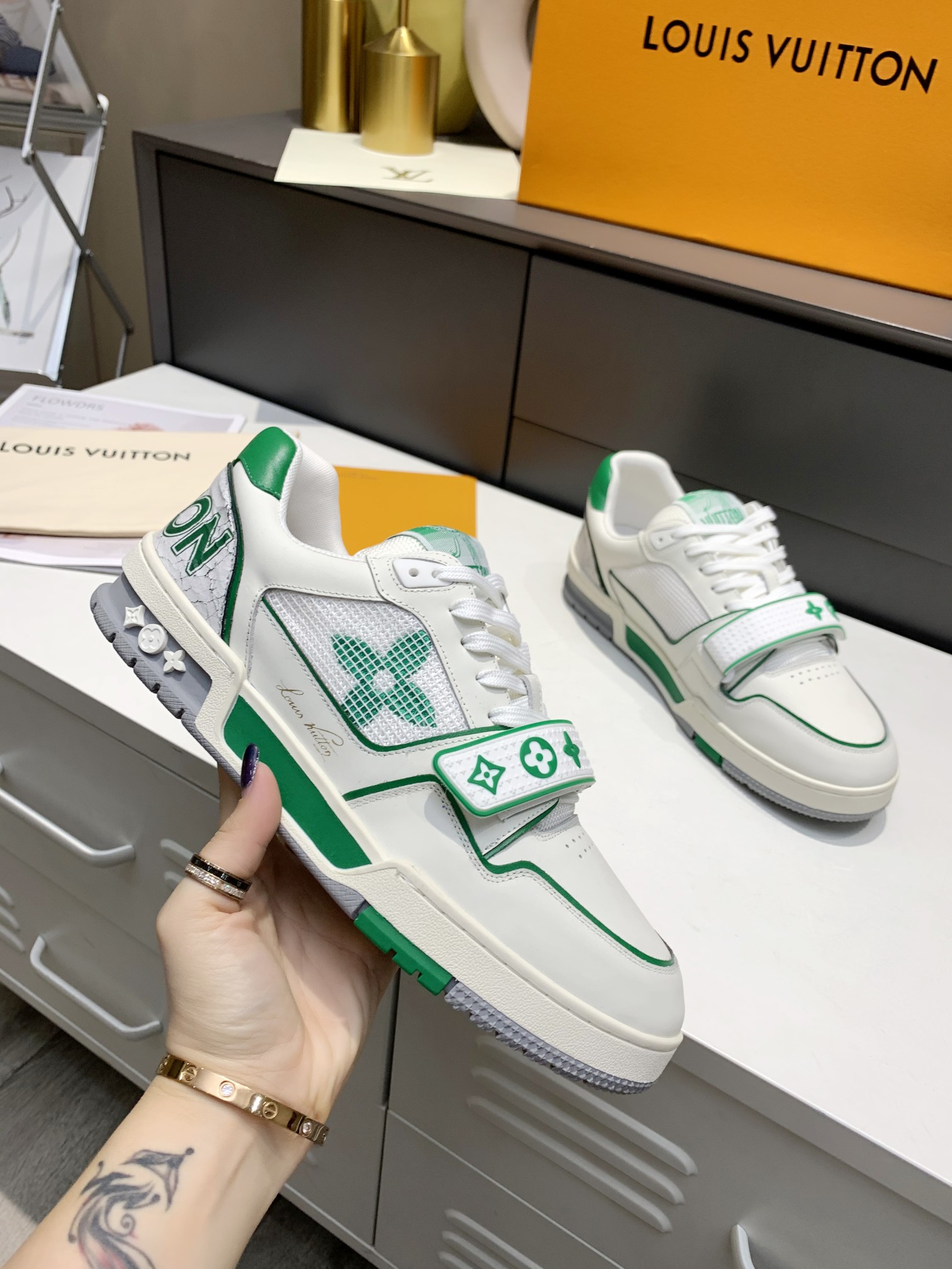 Louis Vuitton 2021L+走秀款魔术贴TRAINER 嵌入凝胶的创新外底饰有Monogram花卉纹饰