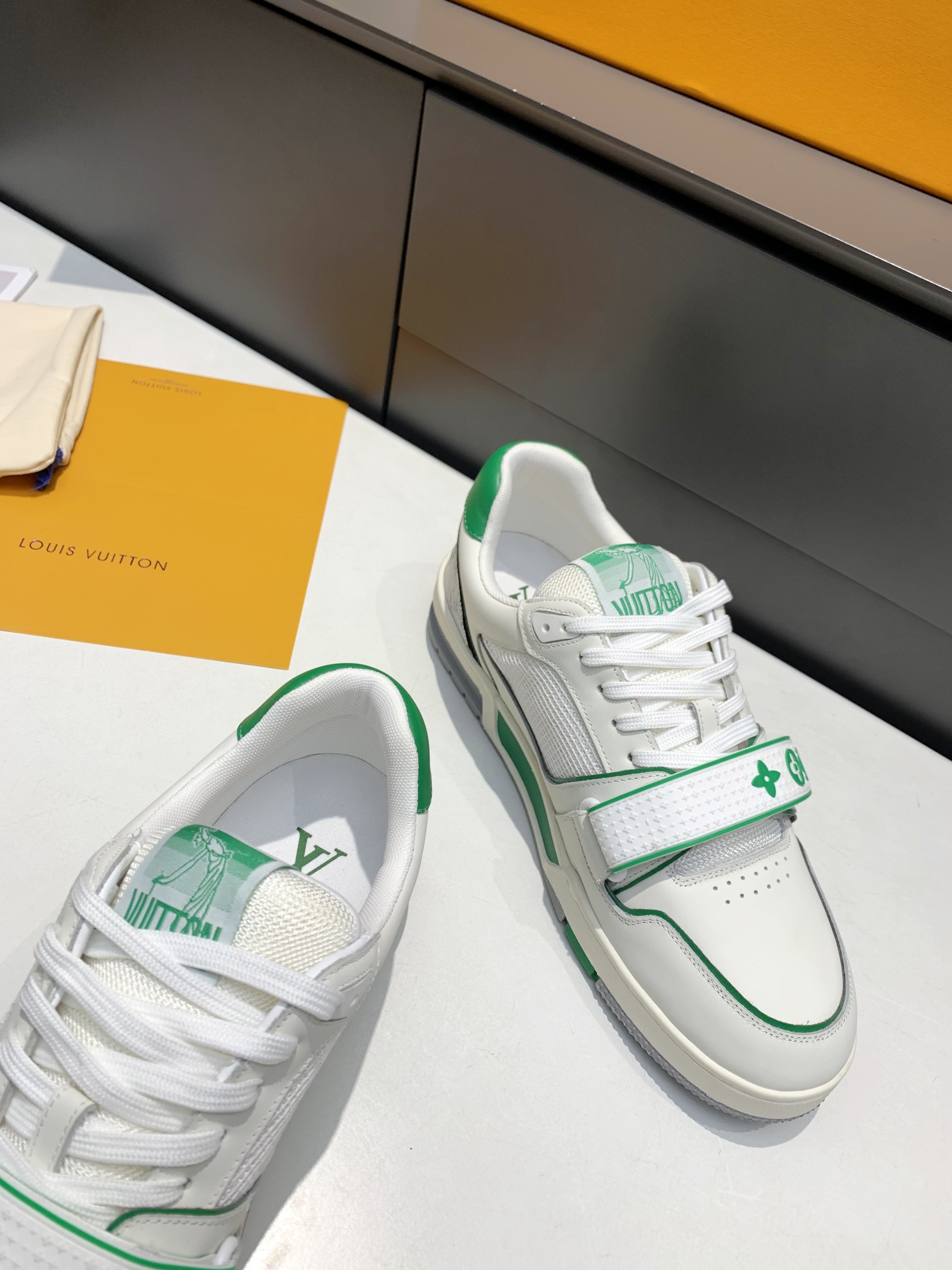 Louis Vuitton 2021L+走秀款魔术贴TRAINER 嵌入凝胶的创新外底饰有Monogram花卉纹饰