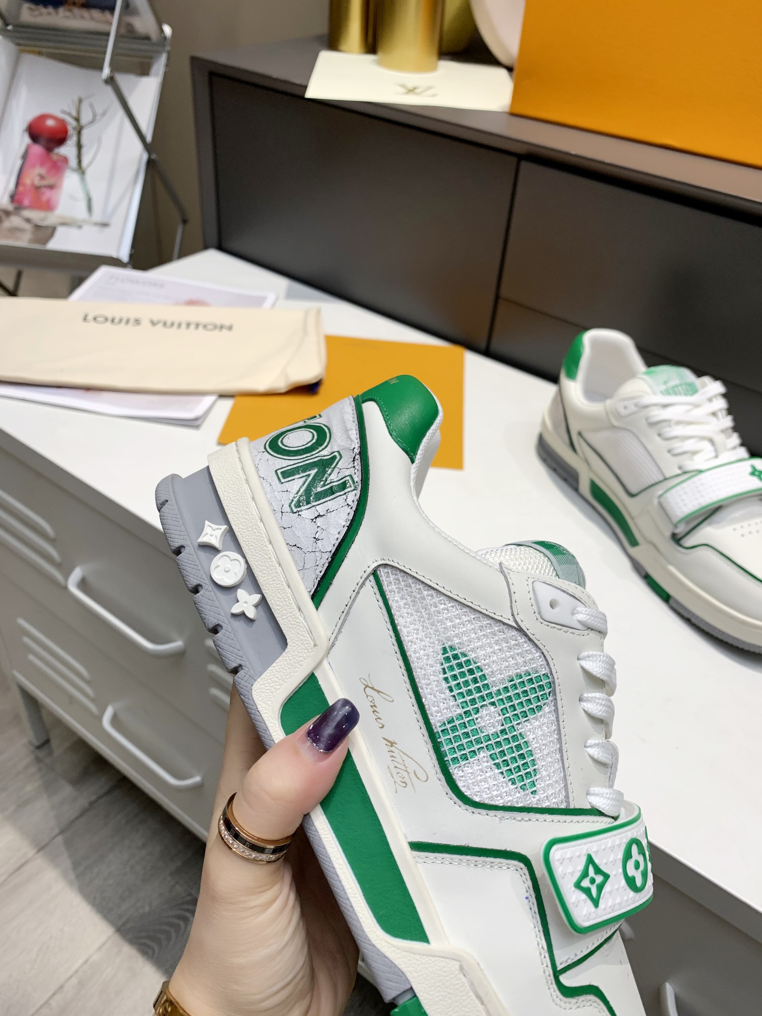 Louis Vuitton 2021L+走秀款魔术贴TRAINER 嵌入凝胶的创新外底饰有Monogram花卉纹饰