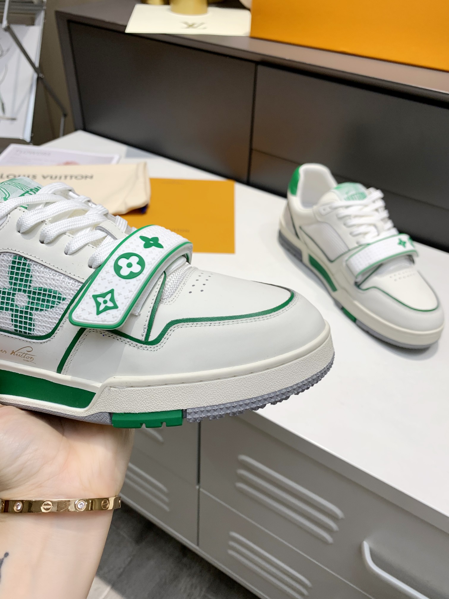 Louis Vuitton 2021L+走秀款魔术贴TRAINER 嵌入凝胶的创新外底饰有Monogram花卉纹饰