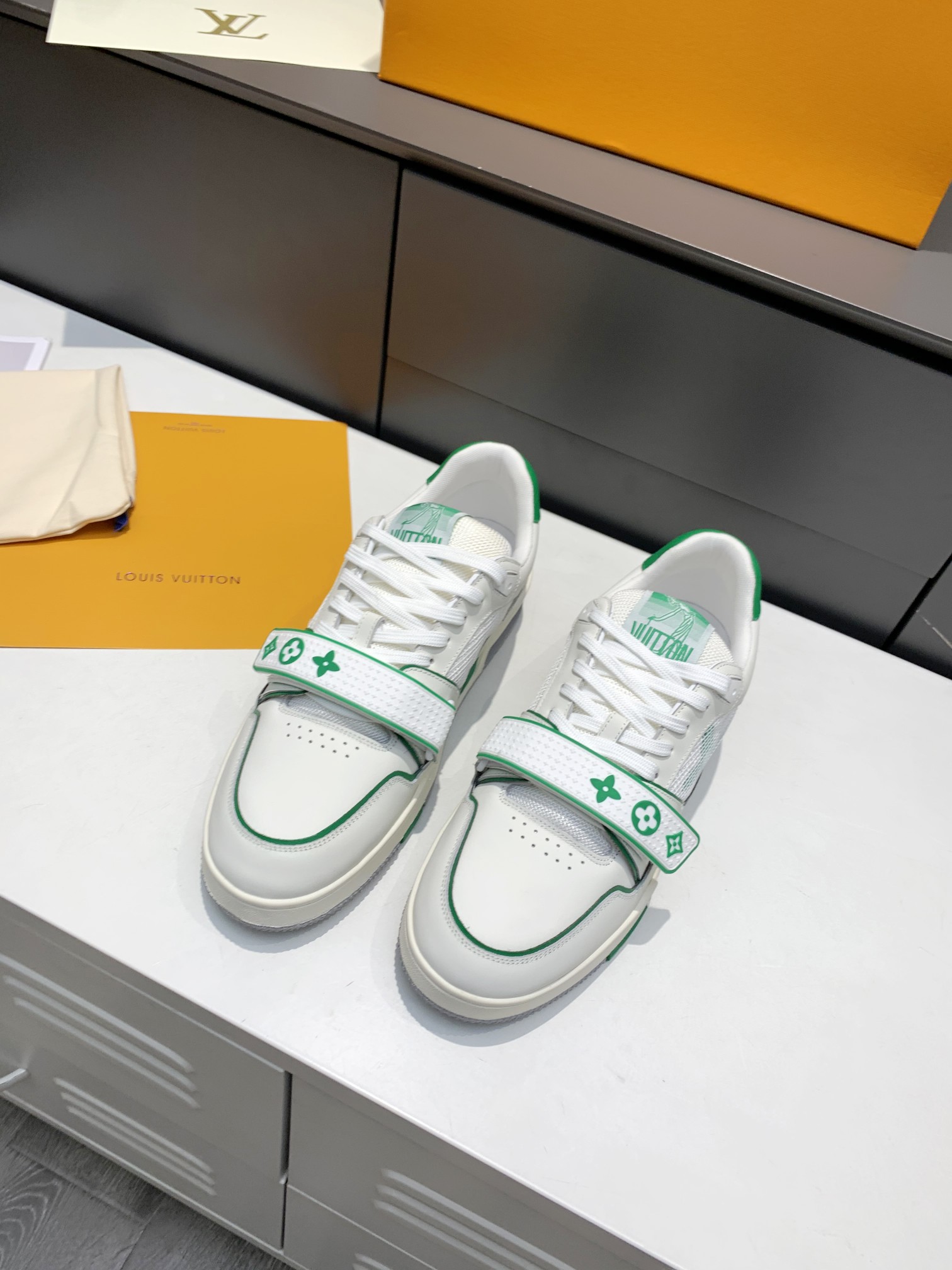 Louis Vuitton 2021L+走秀款魔术贴TRAINER 嵌入凝胶的创新外底饰有Monogram花卉纹饰
