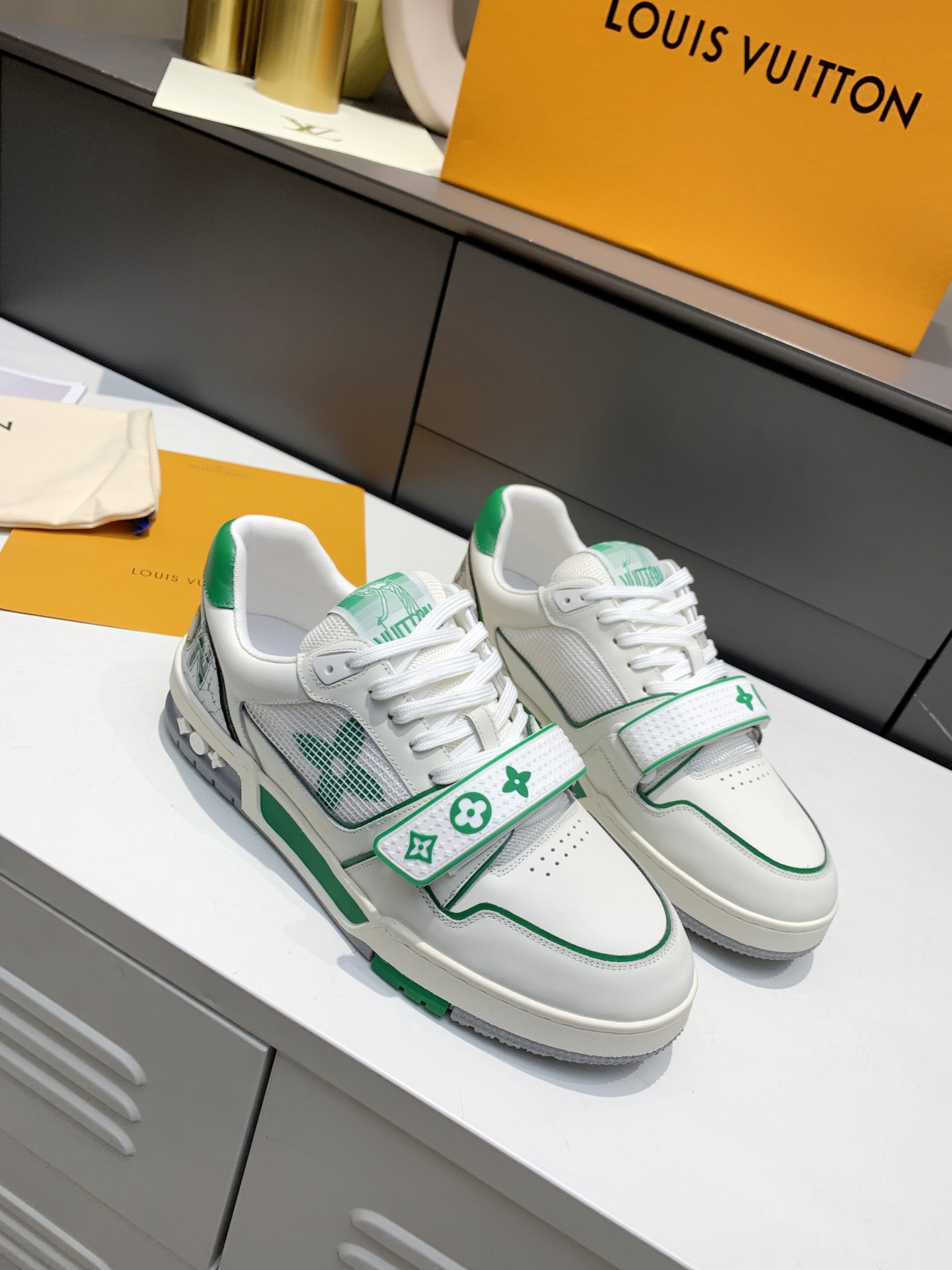 Louis Vuitton 2021L+走秀款魔术贴TRAINER 嵌入凝胶的创新外底饰有Monogram花卉纹饰