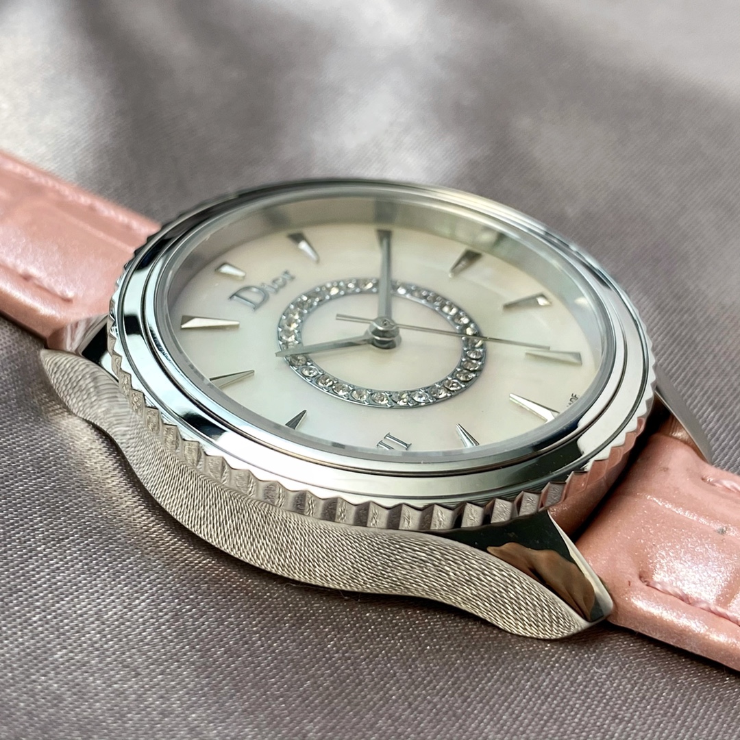 Dior Diau Fashion Watch: Swiss Quartz, 33mm Sapphire Mirrors, Customized Design. - 图片 4