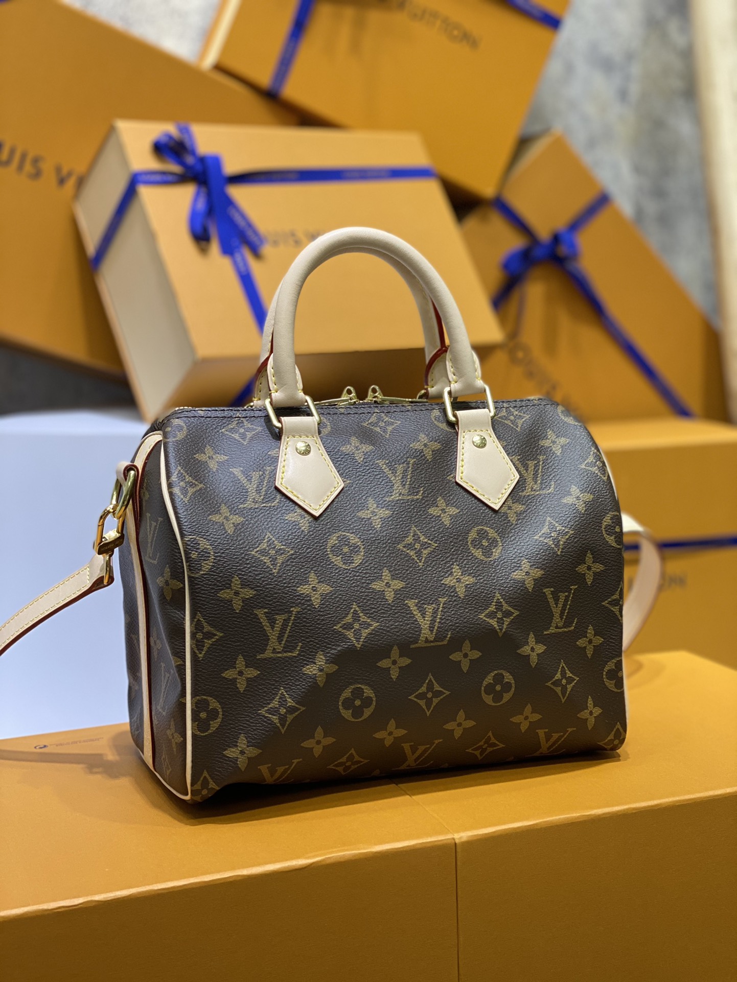 NO:176592,SEEDY 25 Model m41113 25.019.015.0 Material Super Steel   Italian 5A Fabric (the body steel parts are forged forging, with many high-strength stamping, with large toughness and fineness. The gold-plated surface is not easy to fade and get worn. The non-alloy parts are rough, the density is low and easy to lose and flowers) Classic Seedy25 I bought the series without regrets, with multiple backing methods, super capable of installing, but this one that thinks the nano is too small is the best choice. Without the cuteness of the mini, it adds a bit of a mature atmosphere in the workplace. The more I look at it, the more I like it, the counter is hard to find, gold plating19860909SEEDY 25 型号m41113 25.019.015.0 材质超级钢＋意大利5A面料 (包身钢件为锻造工艺,多次高强度冲压成型,韧性大且精细.镀金面不易掉色磨花 .非合金件粗糙,密度低易损易花) 经典款Seedy25 买了不后悔系列,多种背法,超级能装,嫌nano太小的这个的却是不二之选,没有了迷你的可爱,更增加了几分职场的成熟气息.越看越喜欢,专柜更是一包难求,,gold plating,Bag