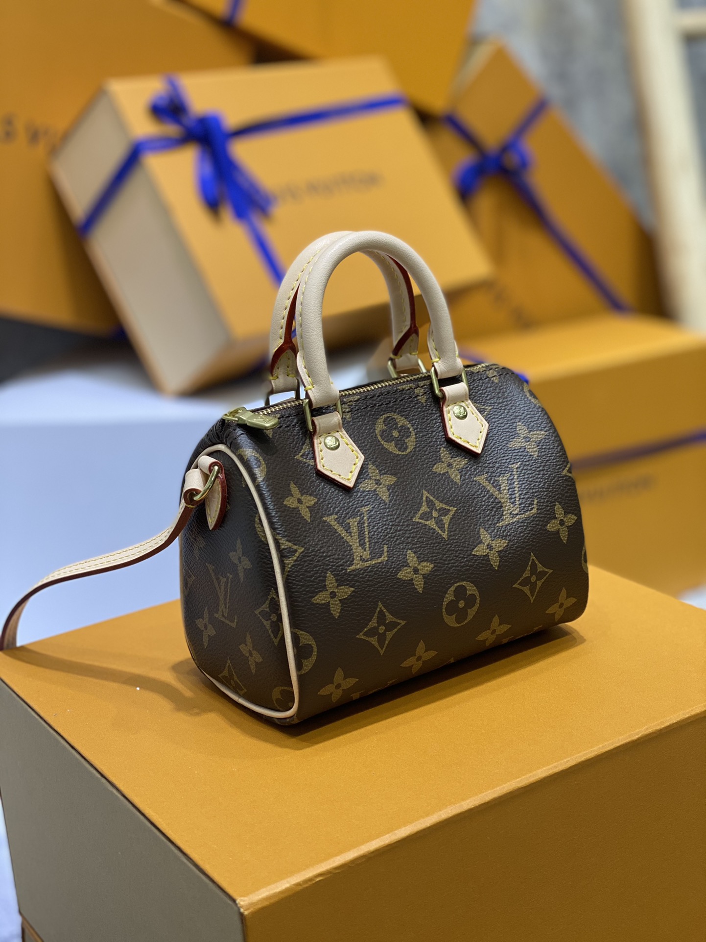 NO:176561,NANO SEEDY Model m61252 16.012.510.0 Material Super Steel   Italian 5A Fabric (the body steel parts are forged forging, with many high-strength stamping, high toughness and fineness. The gold-plated surface is not easy to fade and get worn. The non-alloy parts are rough, with low density and easy to lose and easy to flower) Nano can be salty or sweet, the best choice for small bags in summer. If you buy it, you won’t regret the series!  There are many ways to memorize the mini, the more you look at it, the more you like it, and you can install daily travel cosmetics!  The counter is hard to find, gold plating19860909NANO SEEDY 型号m61252 16.012.510.0 材质超级钢＋意大利5A面料 (包身钢件为锻造工艺,多次高强度冲压成型,韧性大且精细.镀金面不易掉色磨花 .非合金件粗糙,密度低易损易花) nano可盐可甜,小包夏天的不二之选,买了不后悔系列！多种背法,迷你可爱越看越喜欢,能装下日常出行化妆用品！专柜更是一包难求,,gold plating,Bag