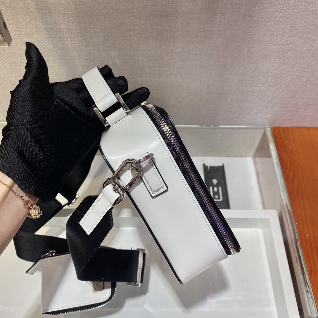 PRADA普拉达亮面皮革新款相机包2VH069