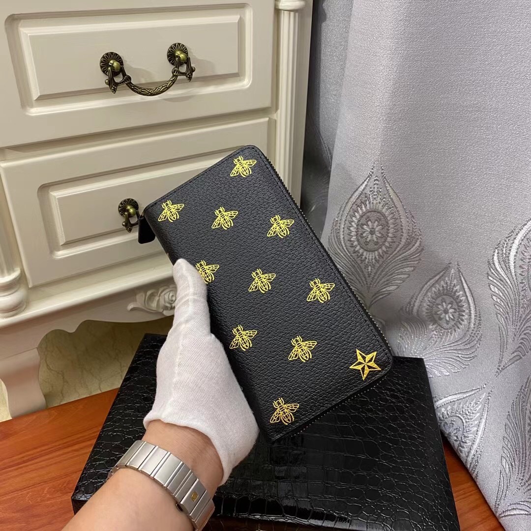 J0 、logo、钢印、编码、走线、每一个细节都将古驰的精彩内涵表现得淋漓尽致质量保证，售后无担忧，原厂材料实物拍摄质量如图可见。型号：495062。尺寸：19*9*3。