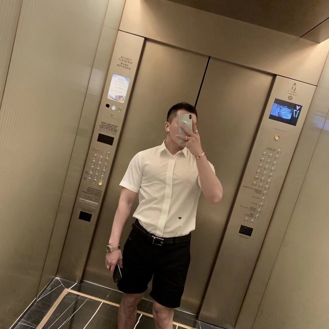 “D*or Bee Embroidered Short Sleeve Shirt: Classic Style in Black and White” - 图片 7