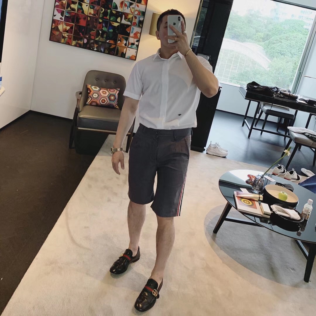 “D*or Bee Embroidered Short Sleeve Shirt: Classic Style in Black and White” - 图片 5
