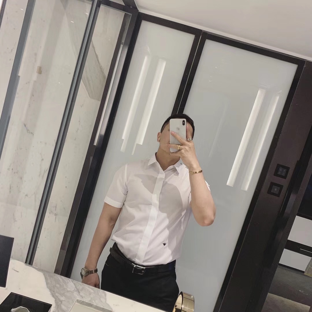“D*or Bee Embroidered Short Sleeve Shirt: Classic Style in Black and White” - 图片 6