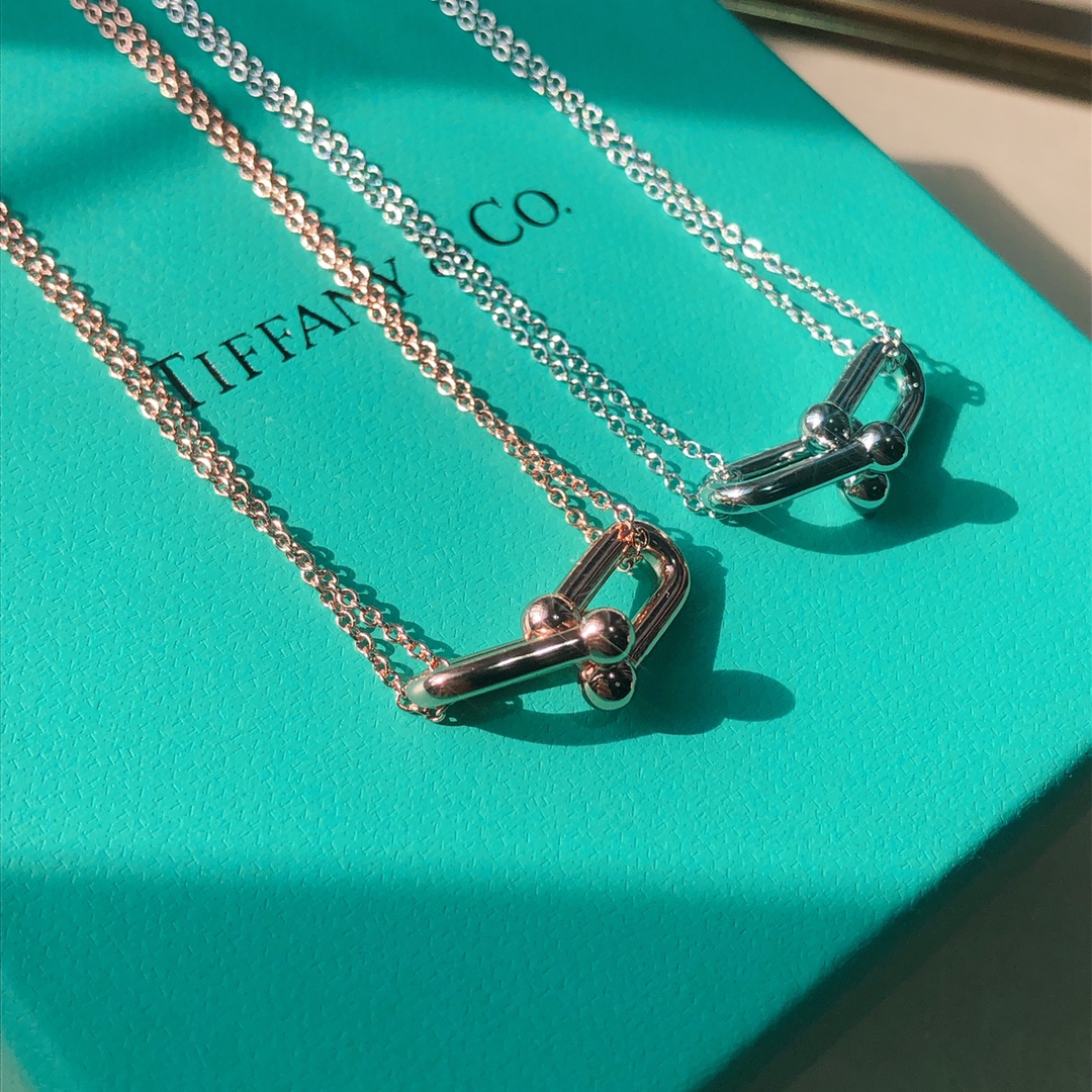 NO:103727,Today's new Tiffany HardWear series coexists with elegance and subversive spirit, sensitively captures the essence and energy of fashionable women walking in New York. The avant-garde chain link design contrasts clearly with the exquisite necklace, highlighting the modern style. Details are in place, Tiffany necklace, tiffany, necklace19860909今日新款 Tiffany HardWear 系列优雅与颠覆精神并存,敏感捕捉到漫步纽约的时尚女性的精髓与能量.前卫的链环设计与精美的项链对比鲜明,彰显现代风格. 细节到位,蒂芙尼项链,tiffany,necklace,Jewelry
