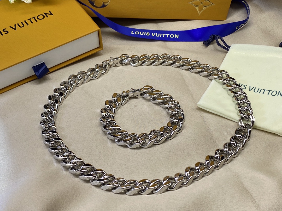 NO:103357,p115Lv bracelet Lv necklace New buttoned twist bracelet necklace spot, Lv necklace Lv bracelet, louis vuitton, necklace, bracelet19860909p115Lv手链 Lv项链 新款扣子麻花手链项链 现货,Lv项链Lv手链,louis vuitton,necklace,bracelet,Jewelry