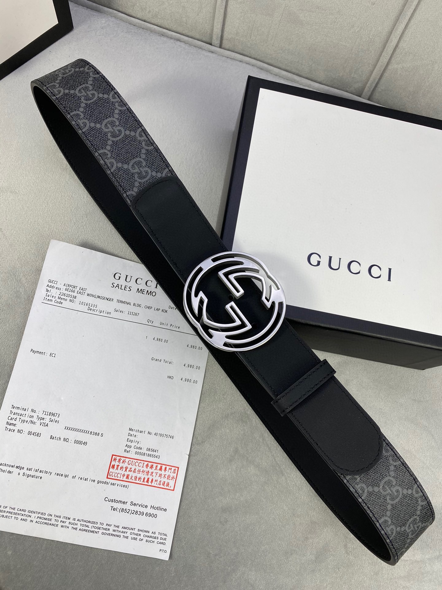 原单 宽度4.0cm gucci 这款腰带在早秋系列中惊艳亮相，采用以标志性米色/乌木色组合呈现的品牌双G镂空字母交织图案，与黑色皮革材质相得益彰。双G搭扣采用做旧效果，突显时尚造型。