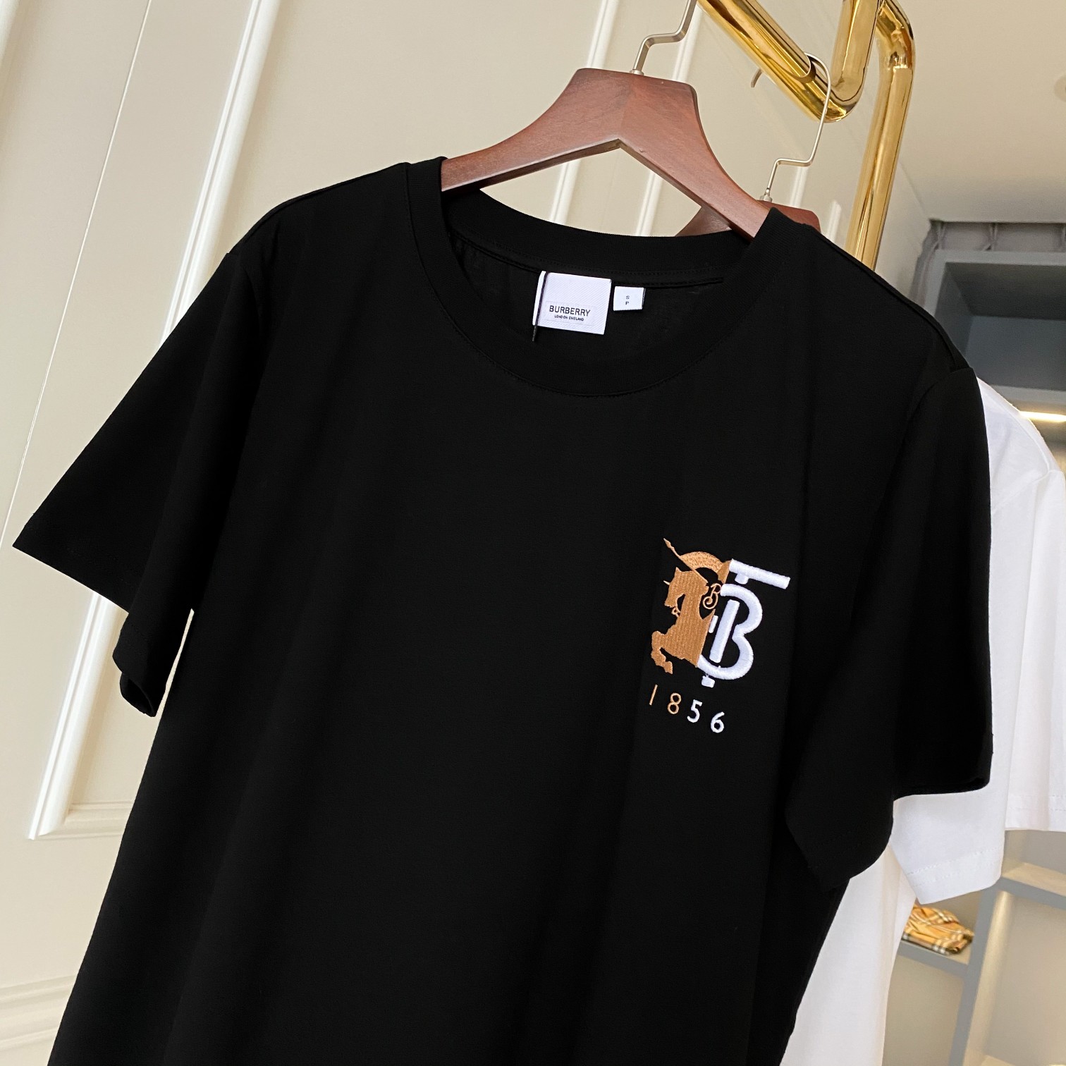 Burberry Camiseta de Algodón con Logo TB y Diseño Ecuestre para Hombre y Mujer 3 a1618297939066 2512