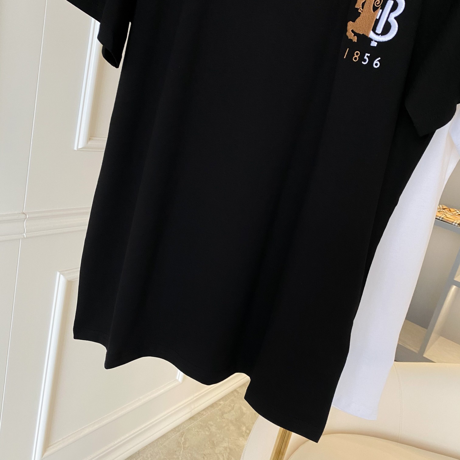 Burberry Camiseta de Algodón con Logo TB y Diseño Ecuestre para Hombre y Mujer 4 a1618297939176 6480