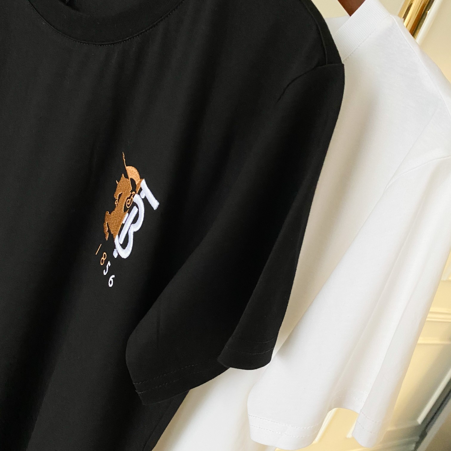 Burberry Camiseta de Algodón con Logo TB y Diseño Ecuestre para Hombre y Mujer 6 a1618297939432 1622