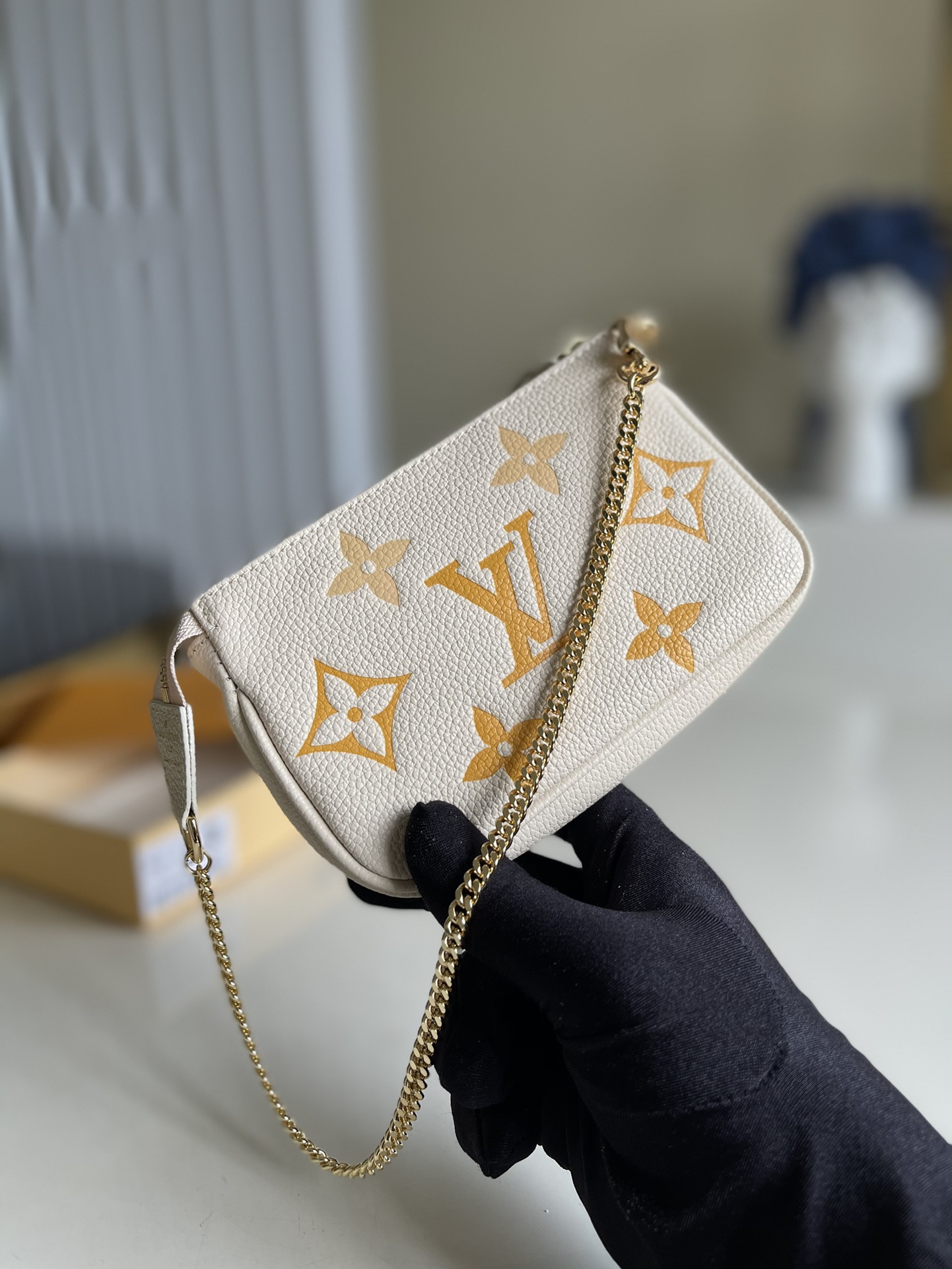 NO:397254,【Exclusive real photo M80501 white】Full leather wallet series BY THE POOL spring and summer series Mini Pochette Accessoires clutch in summer By The Pool capsule series is made of classic leather for the first time, and it depicts classic embossed in gradient tones, which can be hung from a handbag or belt through a chain. The series also introduces leather goods, accessories and ready-to-wear. Size 15.5x10.5x4cm za.,LV [original leather],louis vuitton,wallets,handbag19860909【独家实拍M80501白】全皮钱包系列 BY THE POOL春夏系列 Mini Pochette Accessoires 手拿包于 夏季 By The Pool 胶囊系列首次取材经典皮革,以渐变色调描绘经典 压纹,可通过链条悬挂于手袋或腰带.该系列同时推出皮具、配饰及成衣.尺寸15.5x10.5x4cm za.,LV【原厂皮】,louis vuitton,wallets,handbag,Bag