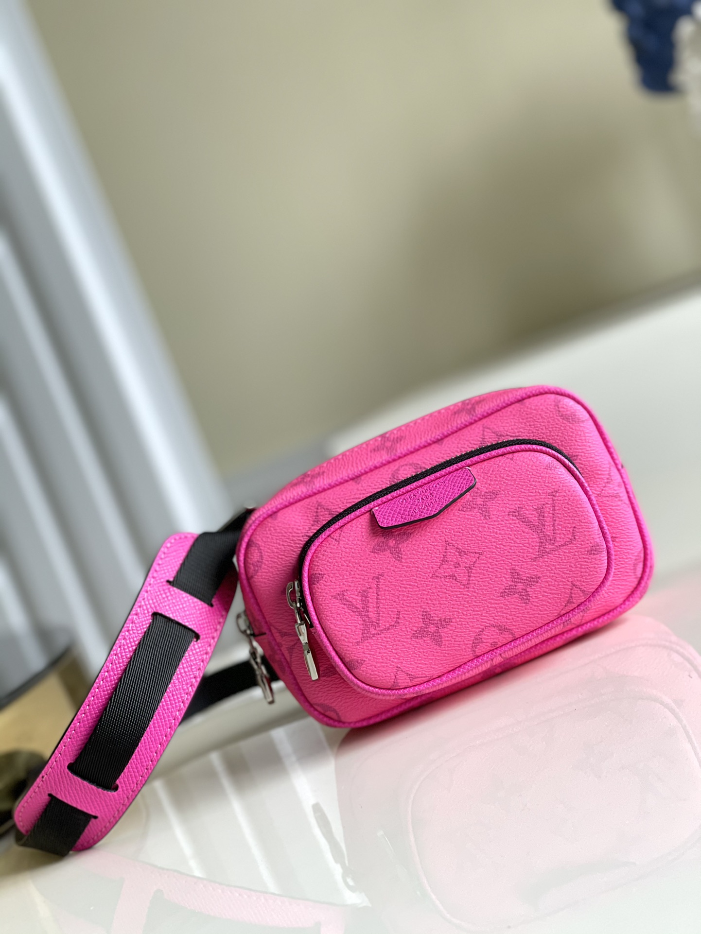 NO:396805,【Exclusive real photo M30755 red】M30781 OUTDOOR hand-held crossbody bag, Outdoor hand-held clutch comes from Taigarama series, with a multi-functional design made of Taga leather and classic canvas. It can be hung on the neck or crossbody chest, making it easy to pick up and hold cards, mobile phones and keys. Remove the shoulder strap and put them in a large handbag. Size 15x9x7cm j.530, LV [original leather], louis vuitton,satchels, crossbody bags, handbag19860909【独家实拍M30755红】M30781 OUTDOOR 手拿斜挎包,Outdoor 手拿包来自 Taigarama 系列,以 Taga 皮革和经典帆布塑造多功能设计,可悬挂颈上或斜挎胸前,方便取放卡片、手机和钥匙.卸下肩带即可收入大号手袋中.尺寸15x9x7cm j.530,LV【原厂皮】,louis vuitton,satchels,crossbody bags,handbag,Bag