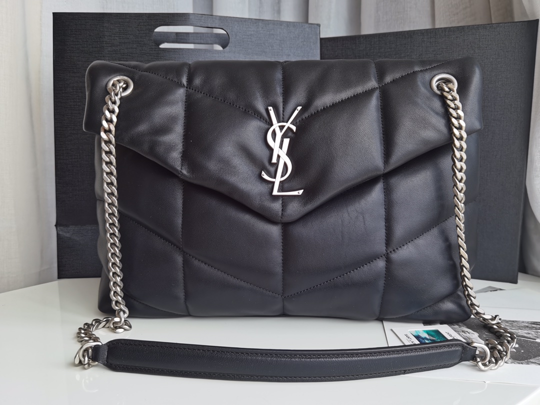 NO:185825,Authentic grade original leather LOULOU PUFFER quilted lambskin bag, authentic original leather made!  The feel is soft and delicate, like a cloud embrace; the classic Y-home logo, chain and buttonhole hardware are made of metal; low-key and special, the whole bag exudes charming and attractive temperament!  There is no difference from genuine products!  Size 35x23x13.5cm Model 577475 18, YSL, saint laurent, sheepskin19860909正品级 原厂皮 LOULOU PUFFER 绗缝小羊皮包,正品原厂皮制作！手感柔软细腻,犹如怀抱云朵般的感受；经典的Y家logo、链条及扣眼五金均采用金属材质；低调又特别,整个包散发魅惑吸引气质！跟正品没区别没区别！尺寸35x23x13.5cm型号577475 18,YSL,saint laurent,sheepskin,Bag