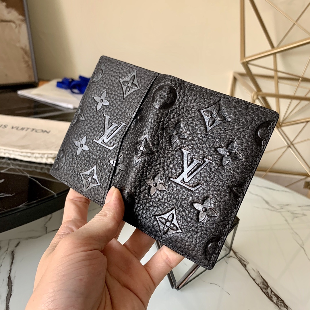 芯片版💕本款口袋钱夹为 Taurillon 皮革压印经典 Monogram 图案。尺寸小巧却容量充裕,内