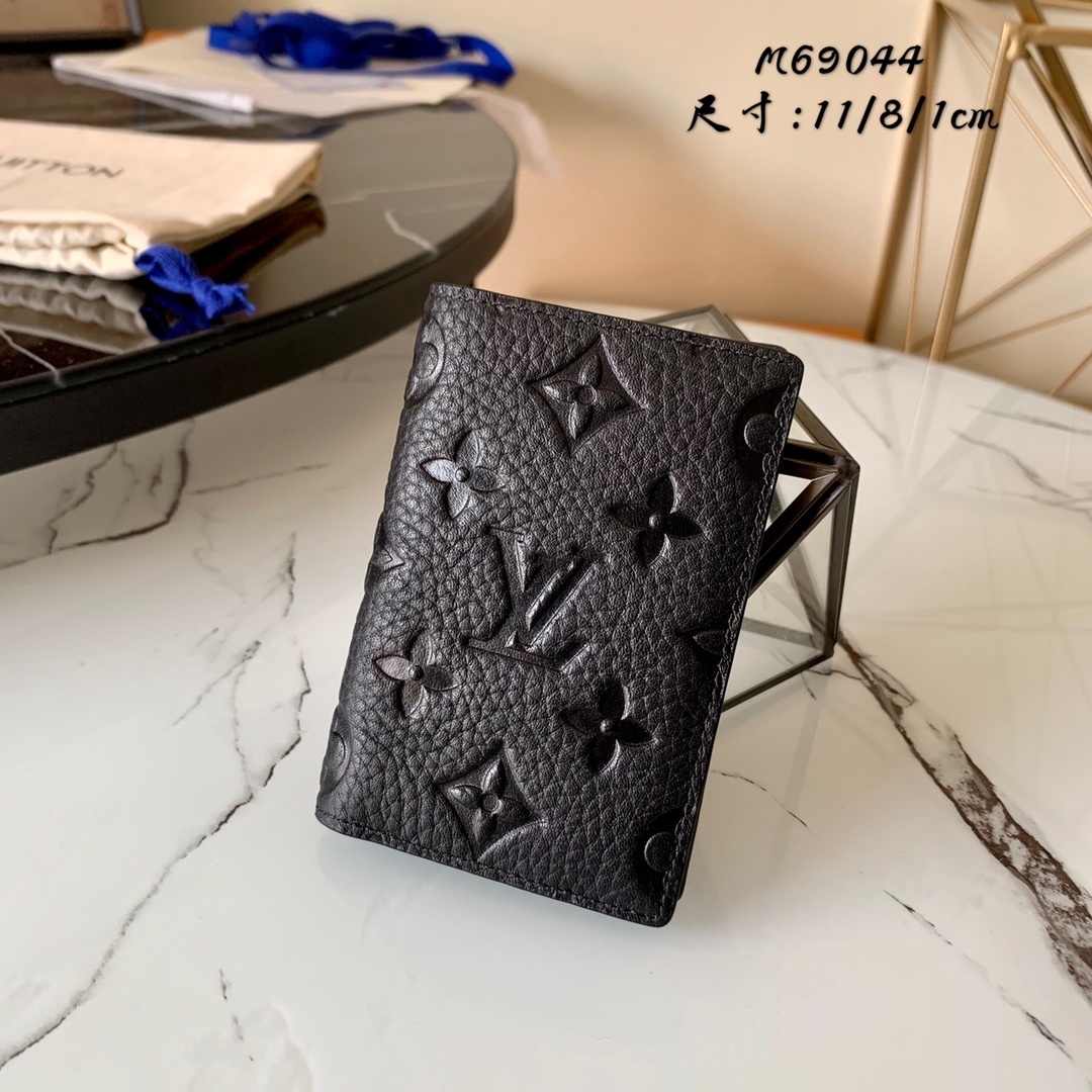 芯片版💕本款口袋钱夹为 Taurillon 皮革压印经典 Monogram 图案。尺寸小巧却容量充裕,内