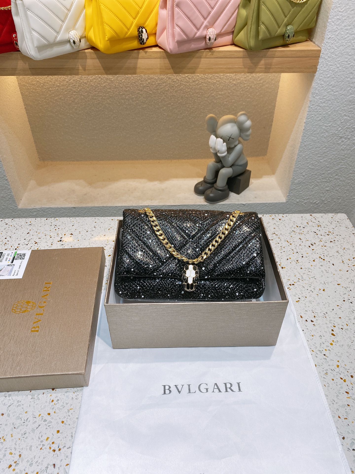 ❤️(gift box packaging)❤️
BVLGARI Paired with thick chain and comfortable leather shoulder strap, versatile and versatile, size 22×15cm