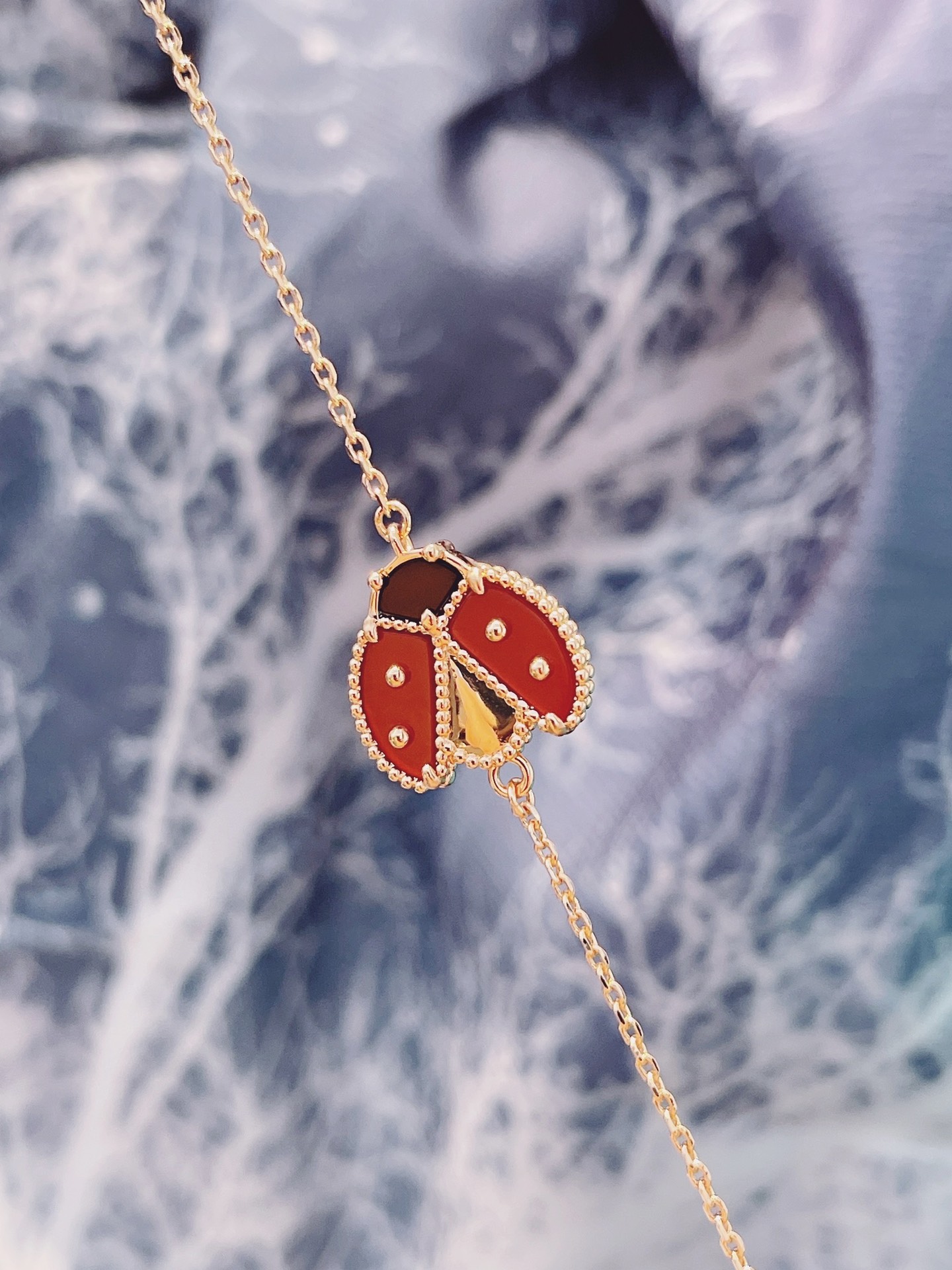 NO:102609,New little ladybug lucky spring The new spring style is here~ Cleverly blend the precious lucky theme with nature to create a lifelike lucky spring series. The Spring Festival is approaching and the New Year is approaching. This cute animal image that symbolizes the resurrection of all things is presented on different bracelets with folded wings or flying wings. The slightly transparent orange-red tone bracelet and the shiny dark black agate are combined with soft rose gold to interpret the colorful and poetic nature~ Vca bracelet Vac necklace, necklace, bracelet19860909新款小瓢虫lucky spring 春季新款来啦～ 将珍视的幸运主题与大自然巧妙融合,打造栩栩如生的lucky spring系列. 春节临近,新春将至,这一象征万物复苏的可爱动物形象,在不同手链上呈现或折翼栖息,或振翅飞翔的美态. 微透明橙红色调的红玉髓,以及亮泽的深黑色玛瑙,与柔美的玫瑰金相结合,将大自然多姿多彩的诗意诠释～,Vca手链Vac项链,necklace,bracelet,Jewelry