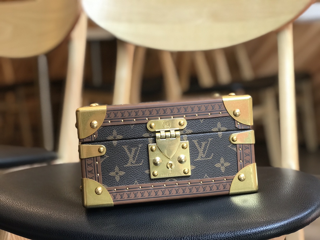 NO:269882,Storage Box This medium-sized storage box combines the simplicity and elegance of Monogram canvas with the novelty and chic of bright lining. It can properly store letters, jewelry or other small valuables. Size 20.0*13.0*11.0cm 24.0 x 13.0 x 17.0 cm,19860909收纳盒 此款中等尺寸的储物盒结合Monogram帆布的简洁优雅与亮色内衬的新颖别致.可妥善存放信件、珠宝或其他小件贵重物品. Size 20.0*13.0*11.0cm 24.0 x 13.0 x 17.0 cm,,luggage