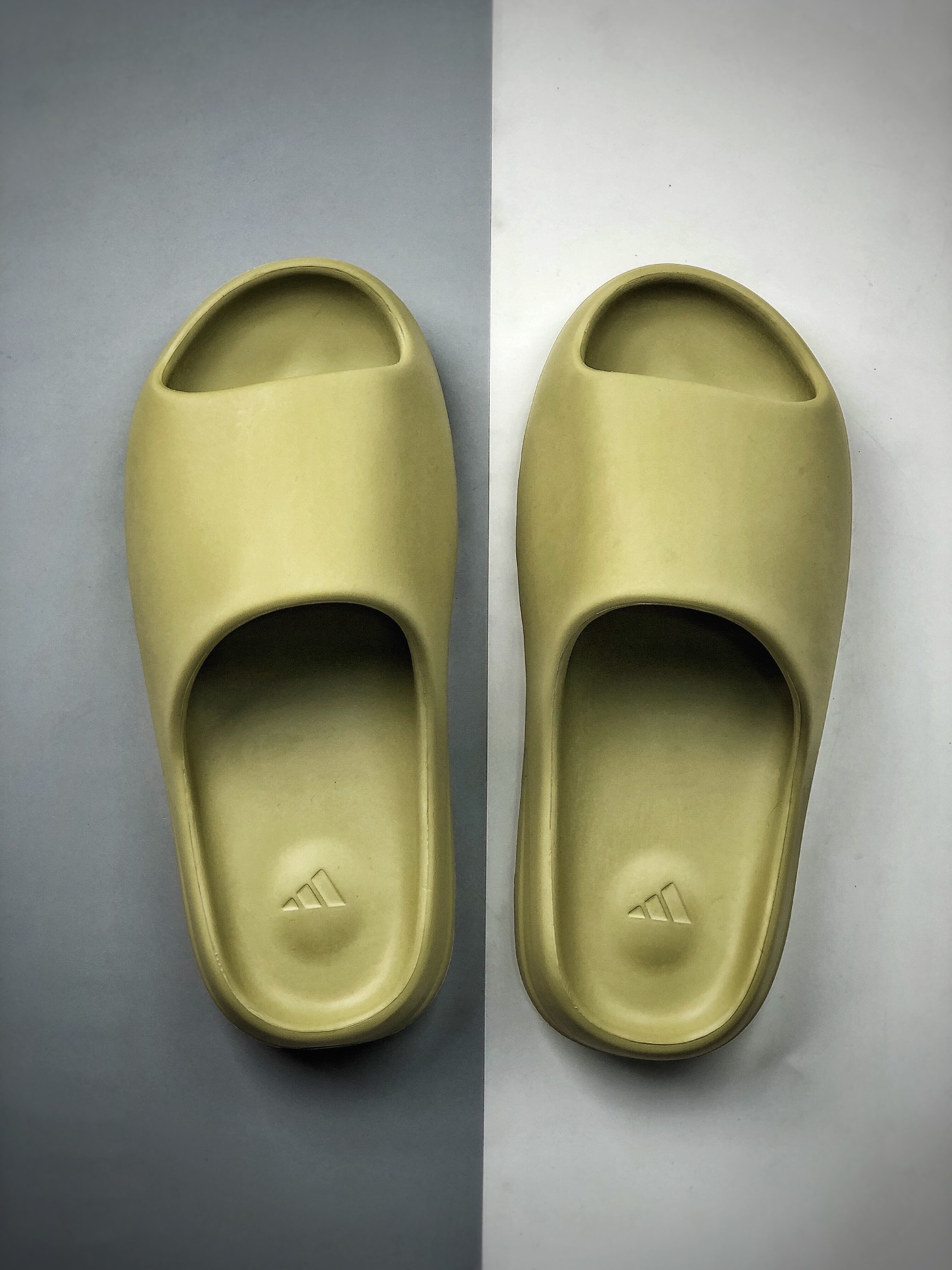 150  侃爷再度联乘Kanye West x Adidas Yeezy Slide”Bone”椰子户外风格沙滩涉水百搭运动穿搭拖鞋拖
