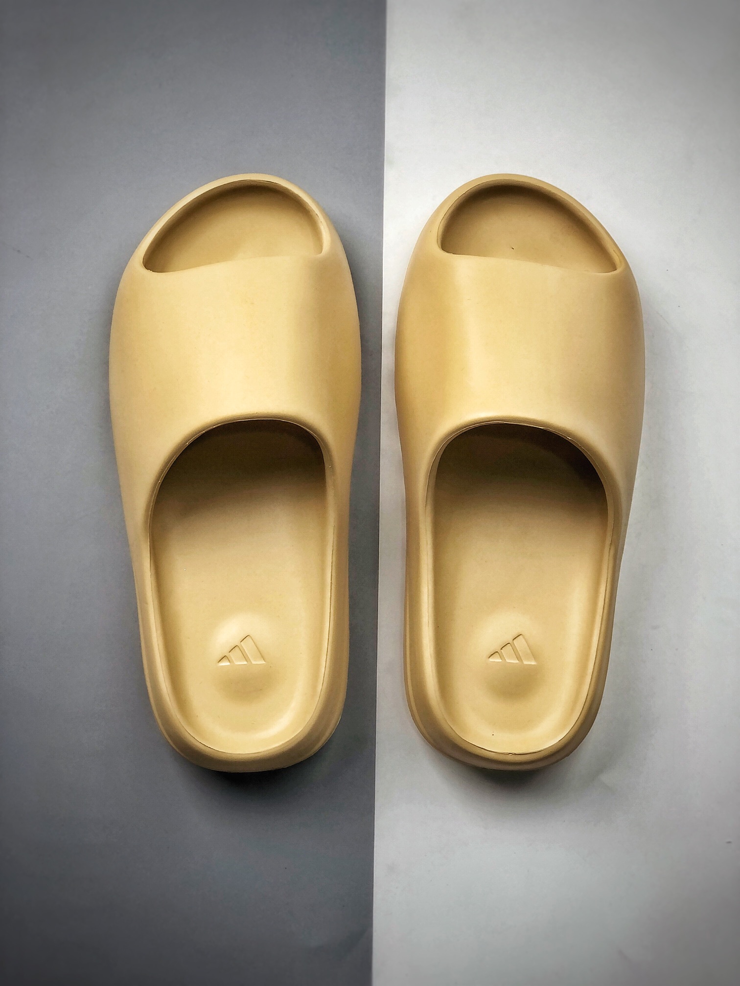 150  侃爷再度联乘Kanye West x Adidas Yeezy Slide”Bone”椰子户外风格沙滩涉水百搭运动穿搭拖鞋拖