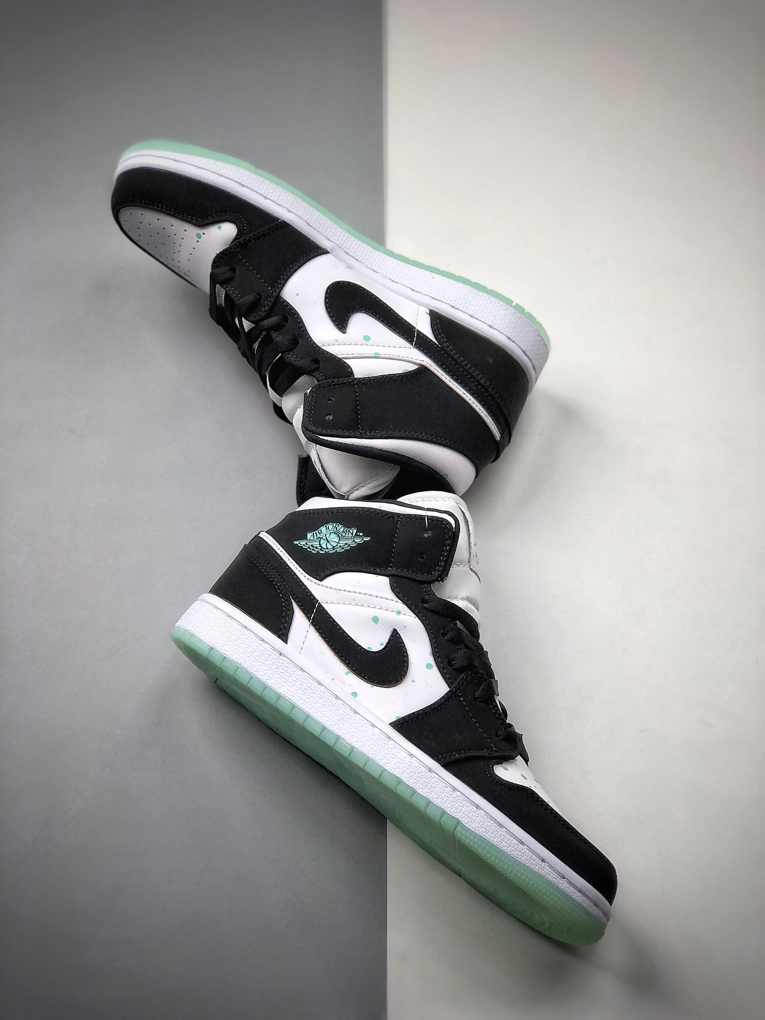 240  Air Jordan 1 Mid “Panda” 中帮 夜光熊猫 AJ1 乔丹1代 BQ6931-103
