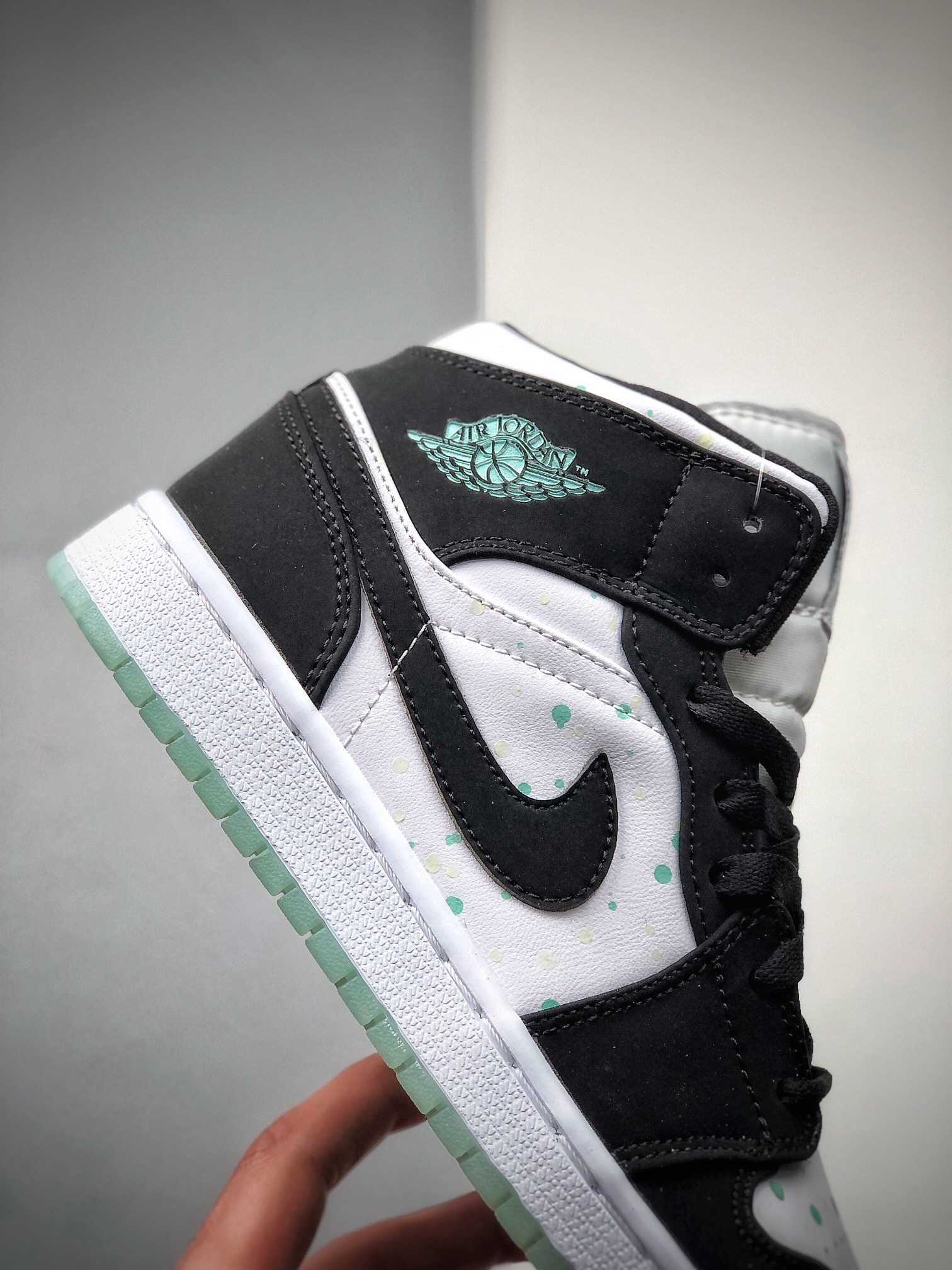 240  Air Jordan 1 Mid “Panda” 中帮 夜光熊猫 AJ1 乔丹1代 BQ6931-103